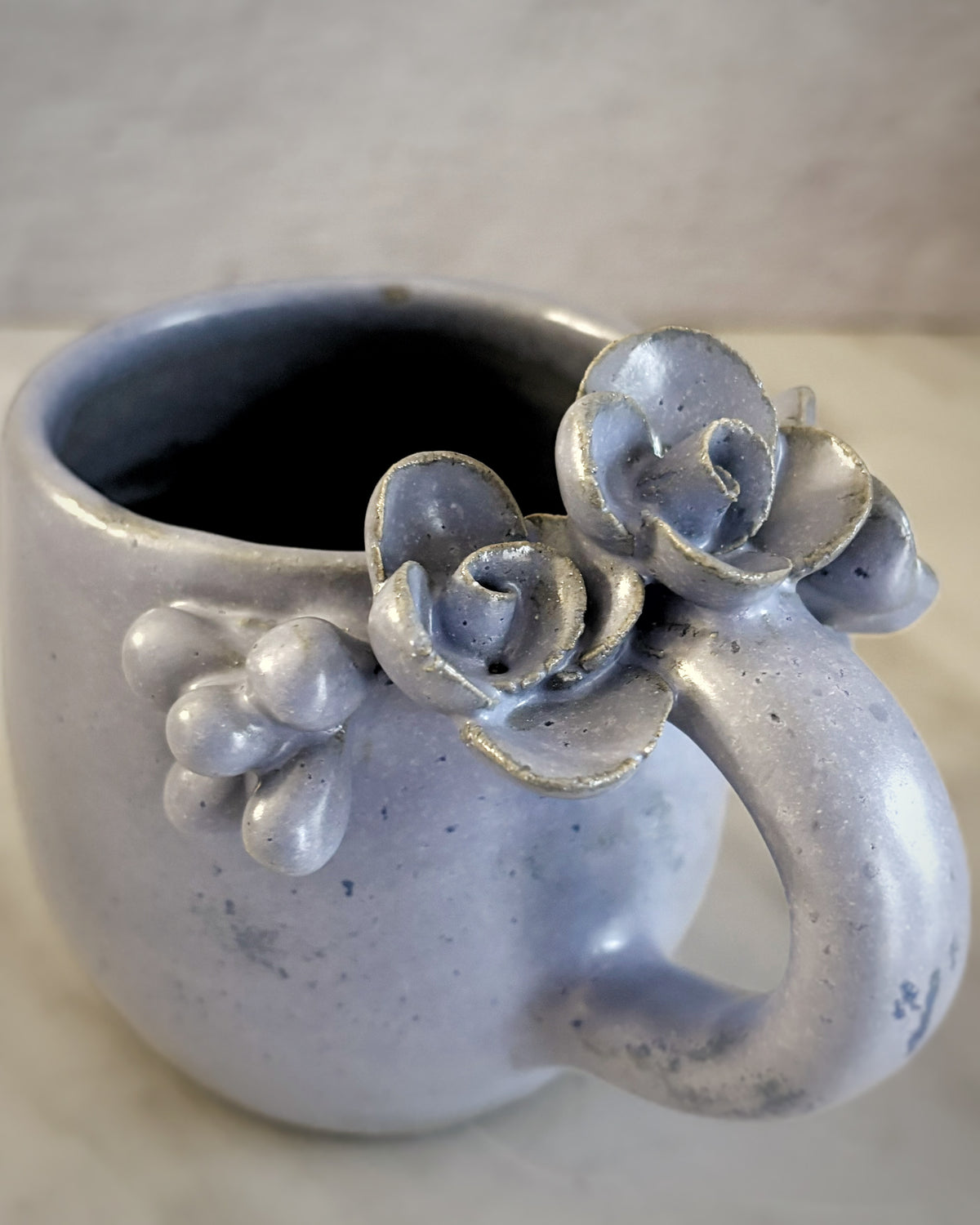 Taza de Cerámica - Asa Decorada Rosas - Azul lavanda