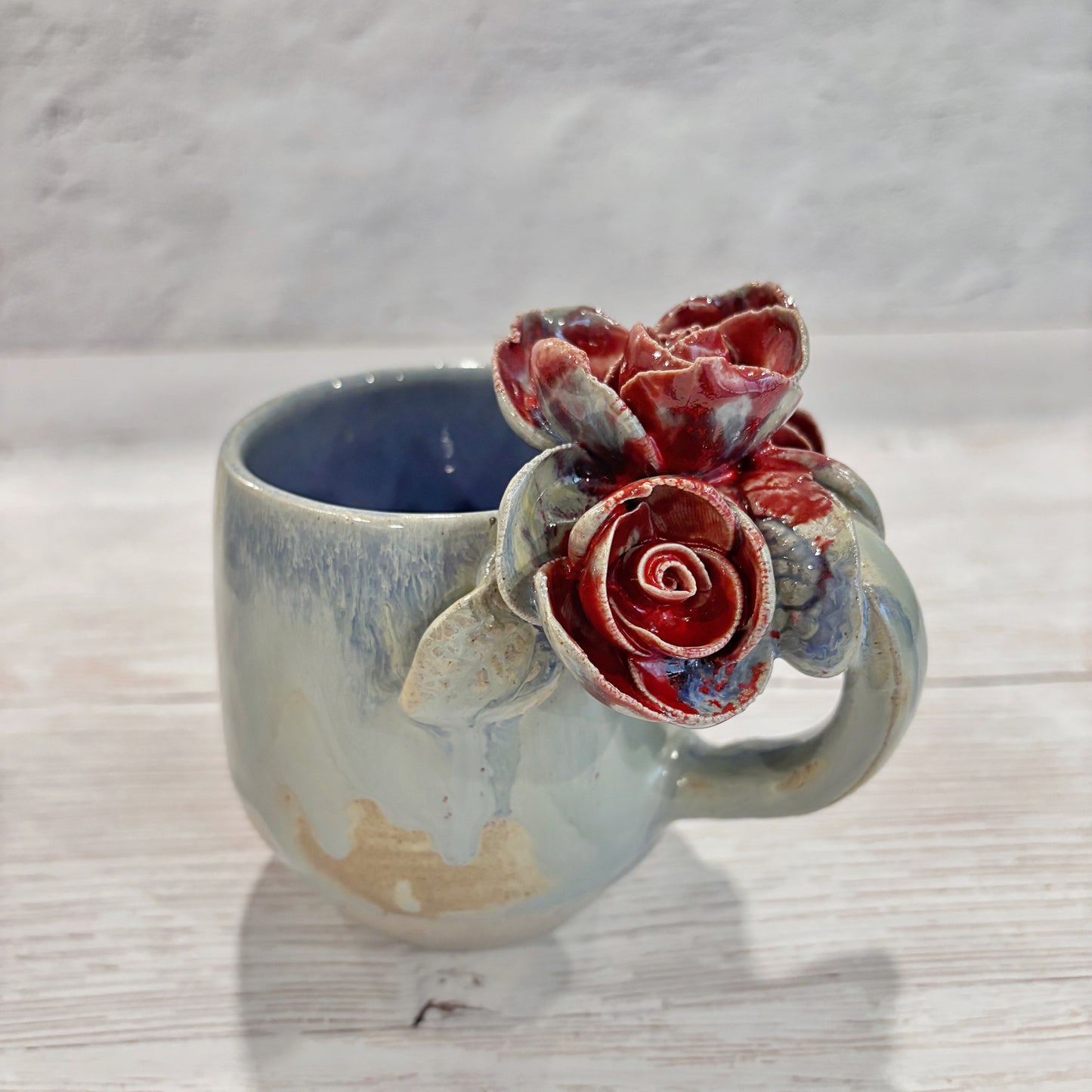 Taza de Cerámica Artesanal de 350ml con Asa Decorada con Rosas rojas en azules y arena. - Hecha a Mano