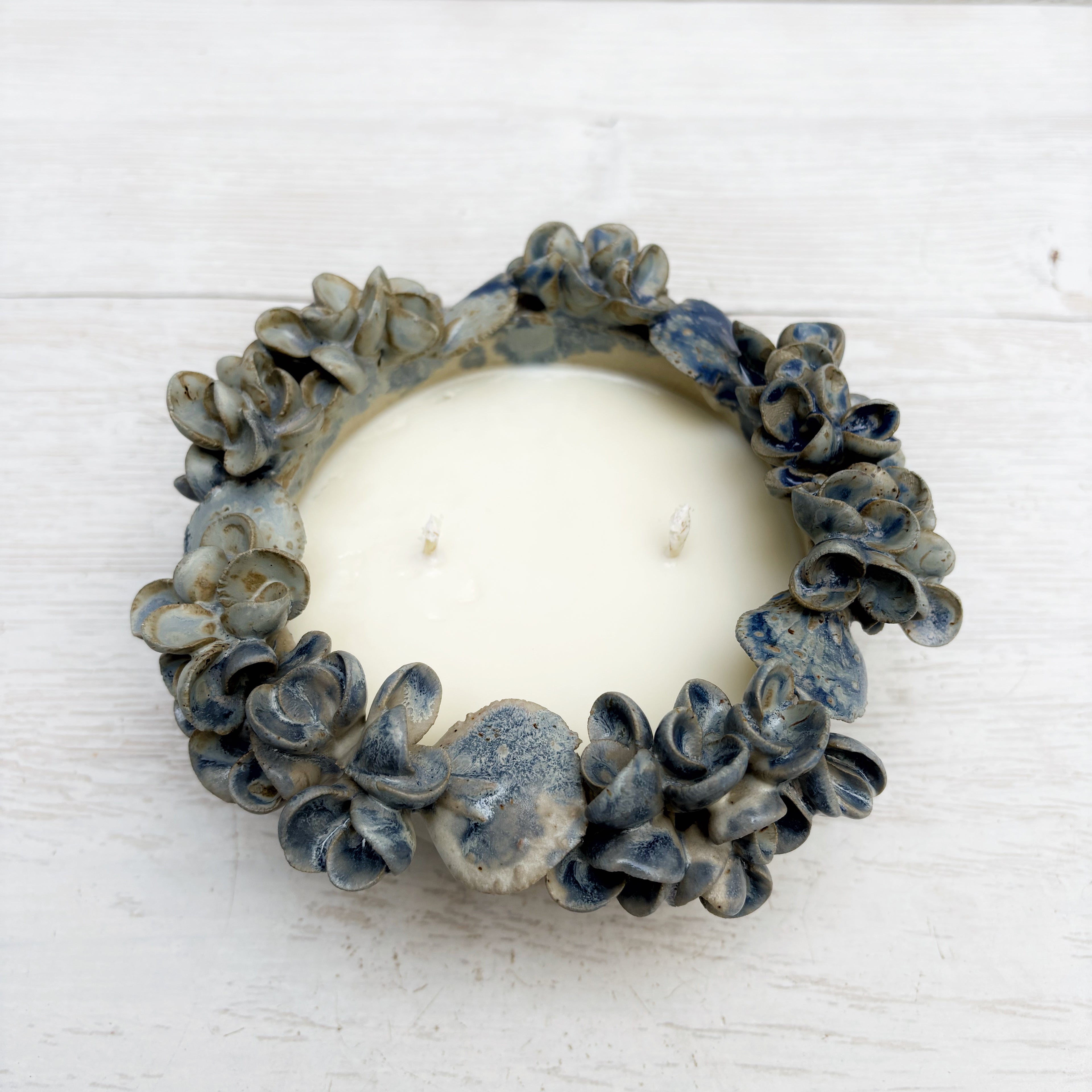 Vela aromática en bowl de Cerámica -Hortensias azul - doble mecha (grande)
