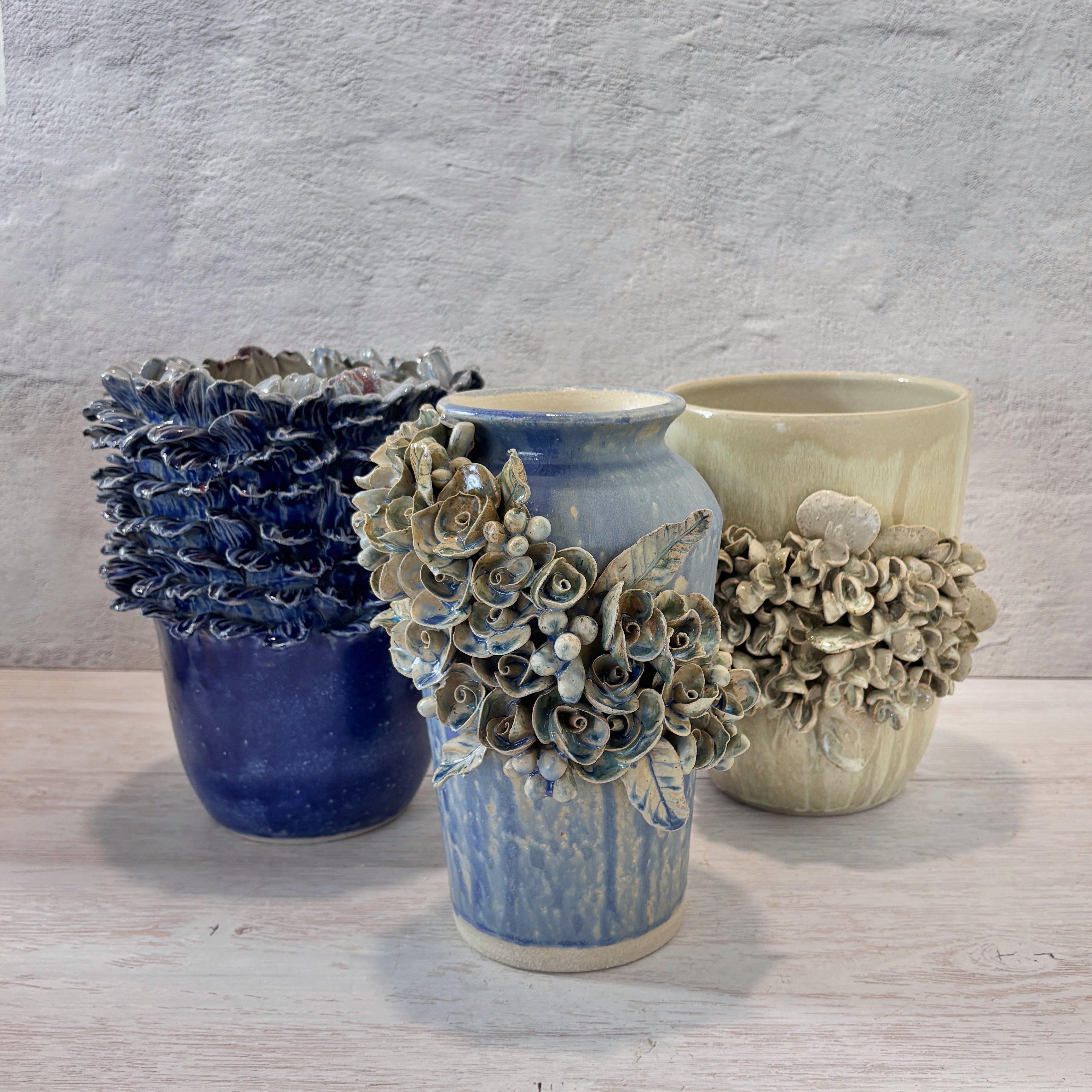 Jarrón azul  con flores