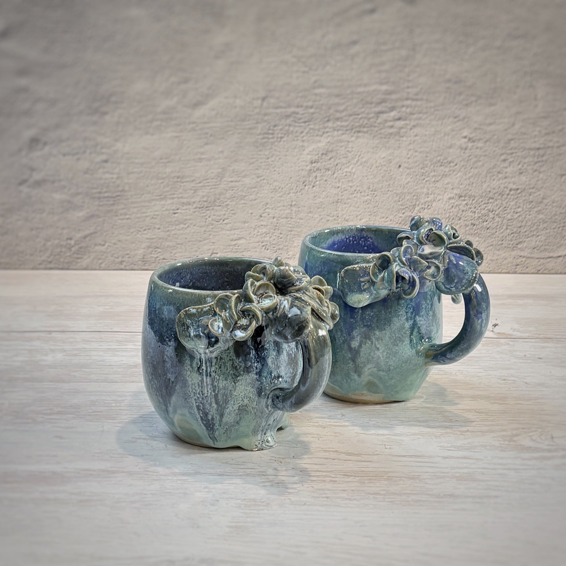 Taza de Cerámica Artesanal - Asa Decorada Hortensia Caribe. - Hecha a Mano