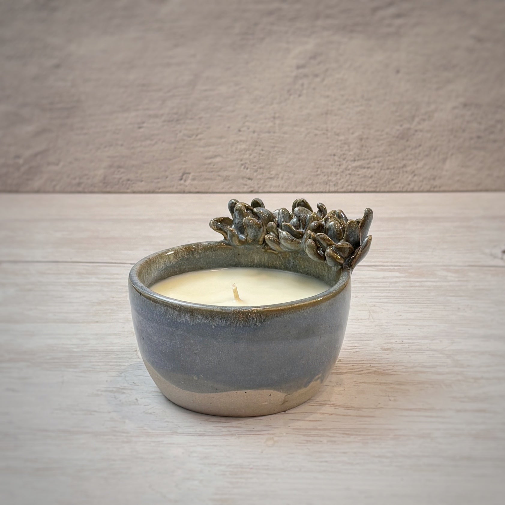 Velas aromáticas en bowl de Ceramica - crisantemos  azul