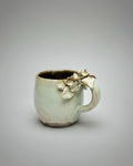 Taza de Cerámica Artesanal - Asa Decorada Hortensia silvestre verde.