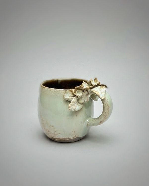 Taza de Cerámica Artesanal - Asa Decorada Hortensia silvestre verde.