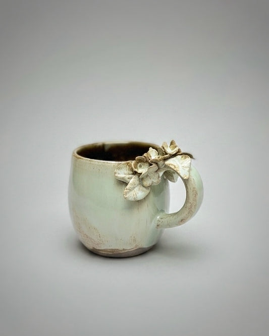 Taza de Cerámica Artesanal - Asa Decorada Hortensia silvestre verde.