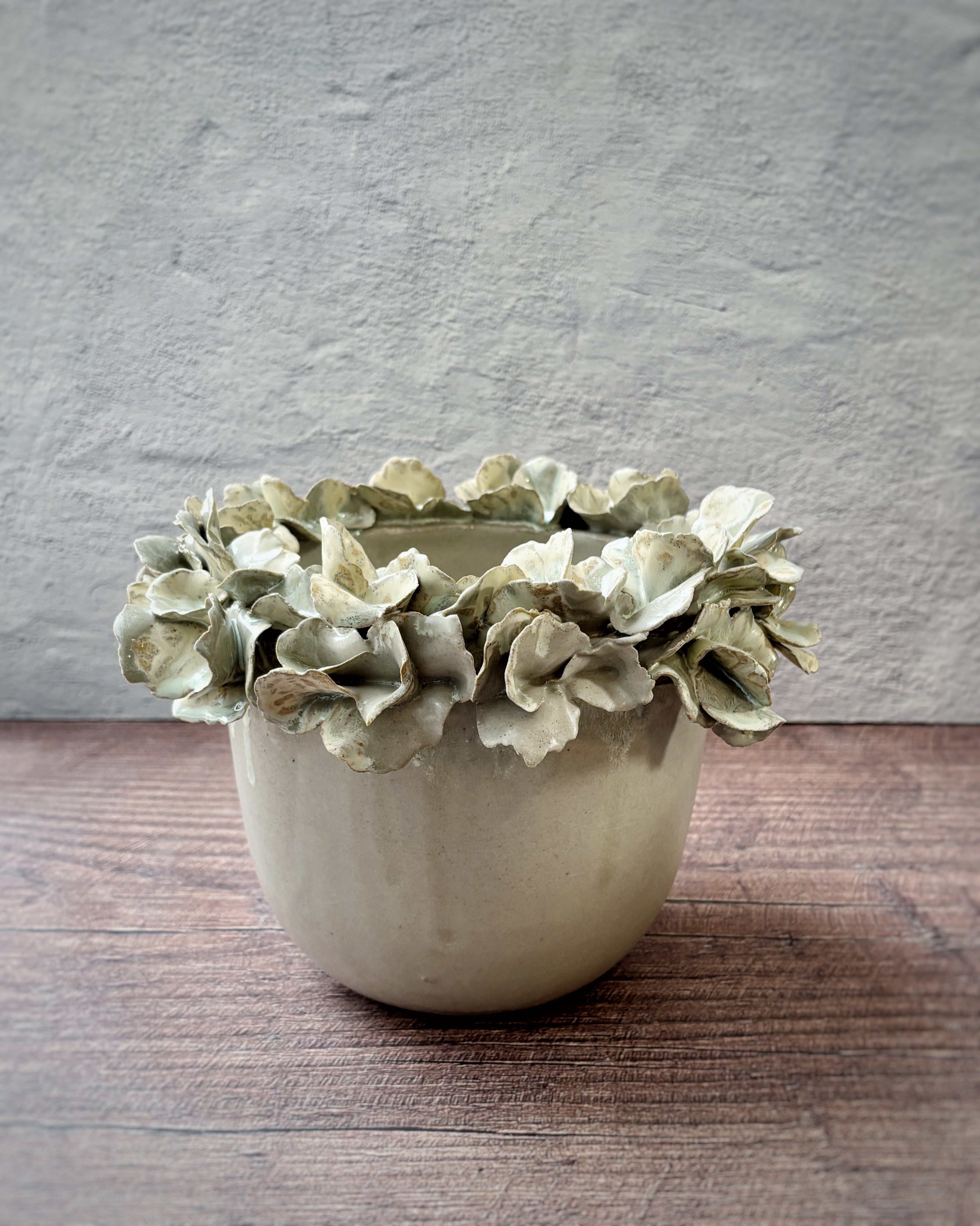 Vasija Macetero blanco verde agua-  pétalos