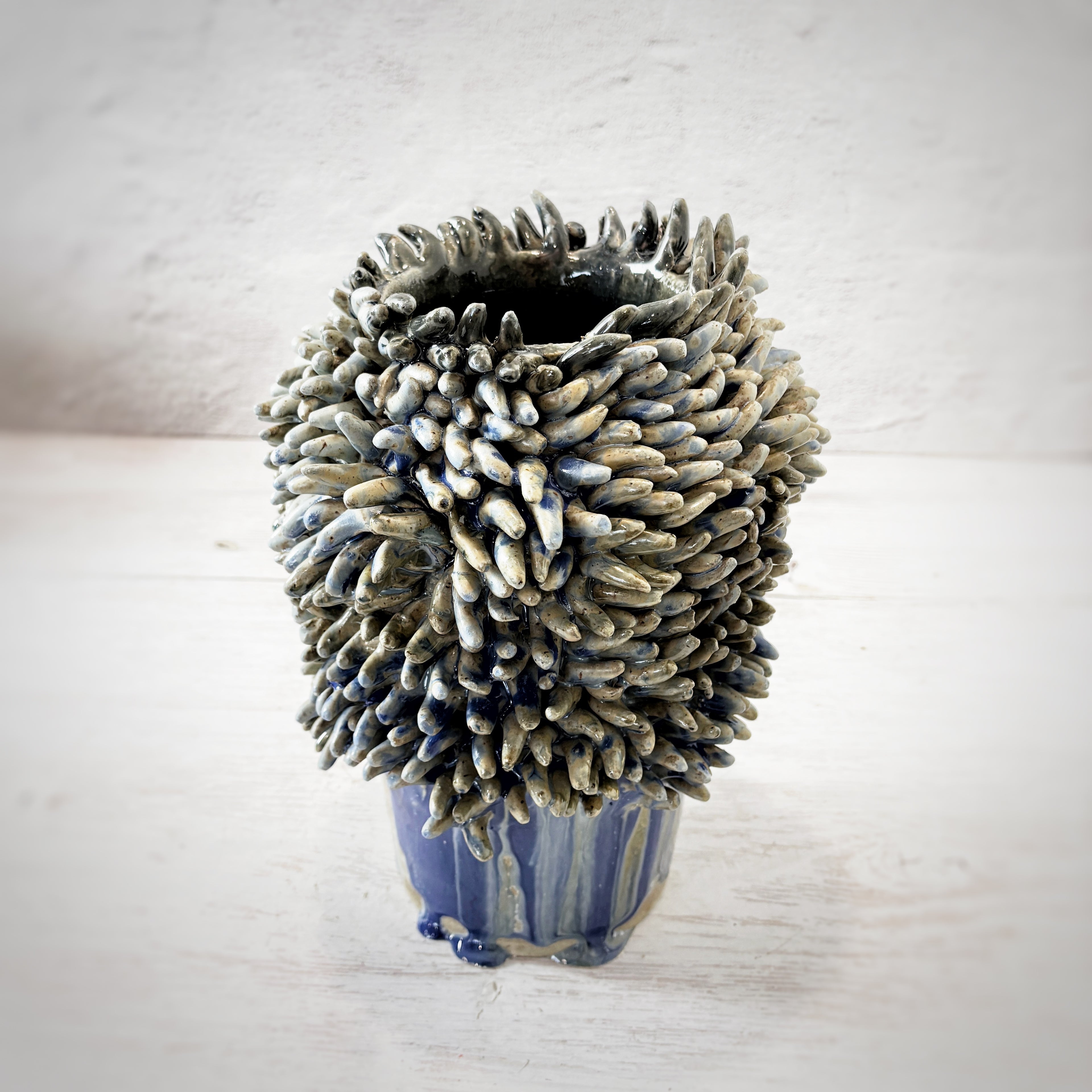 Jarrón escultórico de cerámica hecho a mano