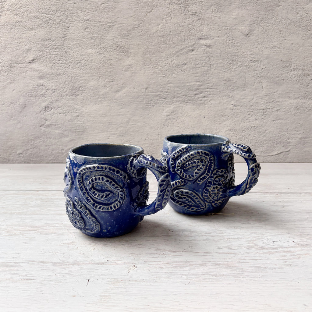 Taza de Cerámica Artesanal - Azul bordado - Hecha a Mano