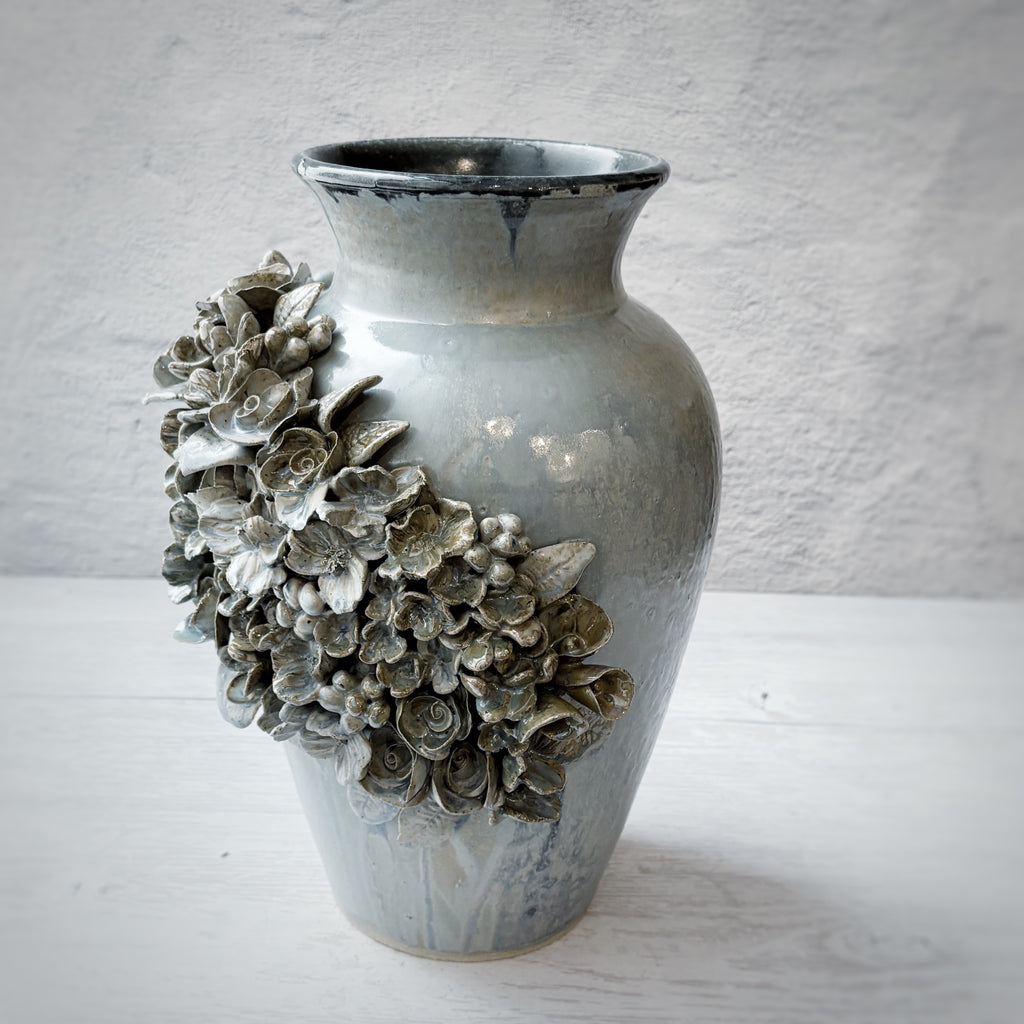 Jarrón  escultórico grande con aplicaciones de flores  en azul.