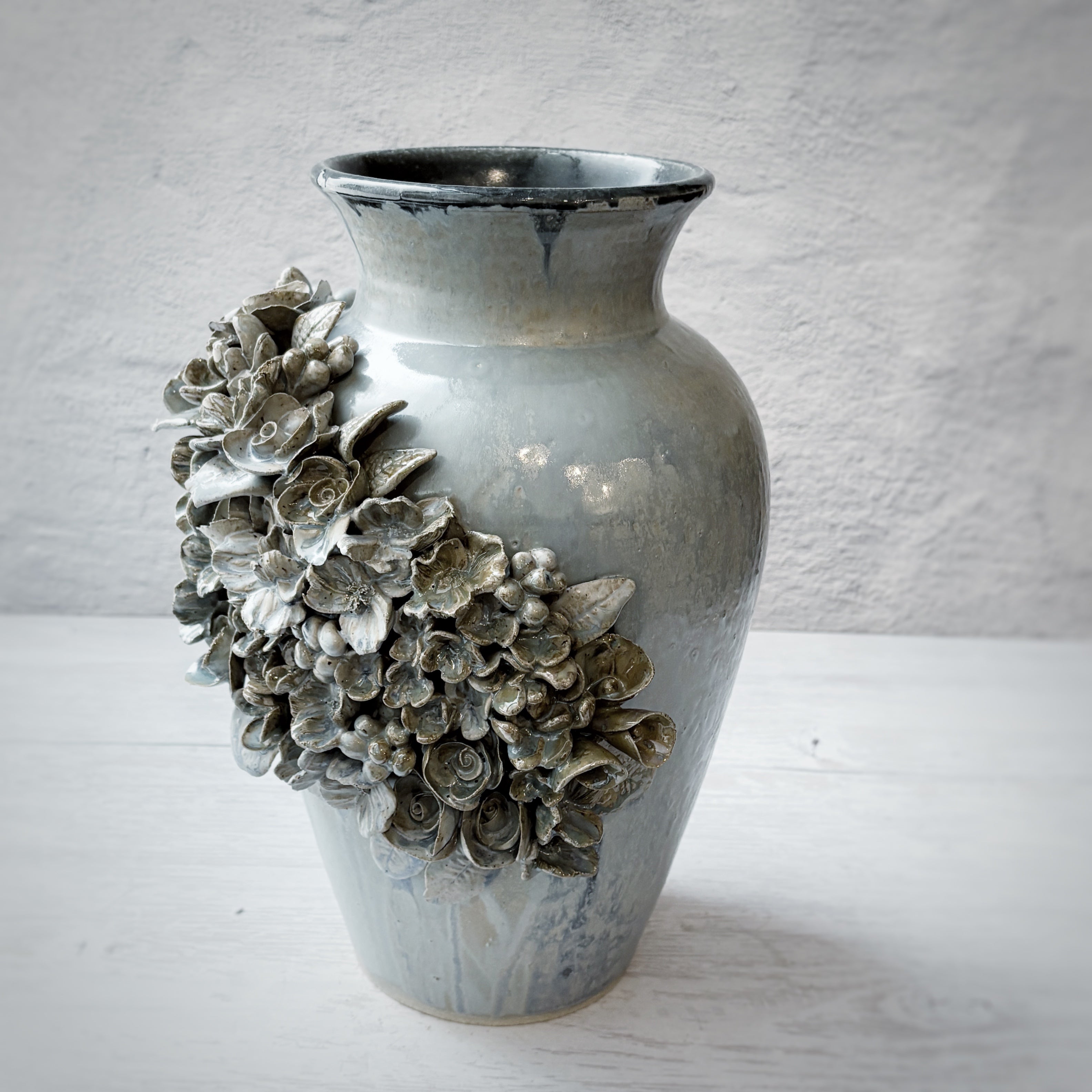 Jarrón  escultórico grande con aplicaciones de flores  en azul.