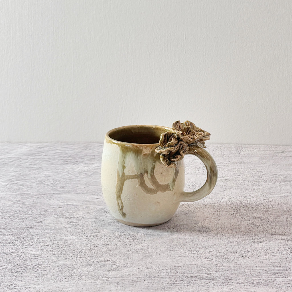 Taza de Cerámica Artesanal - Asa Decorada Flores verde. - Hecha a Mano