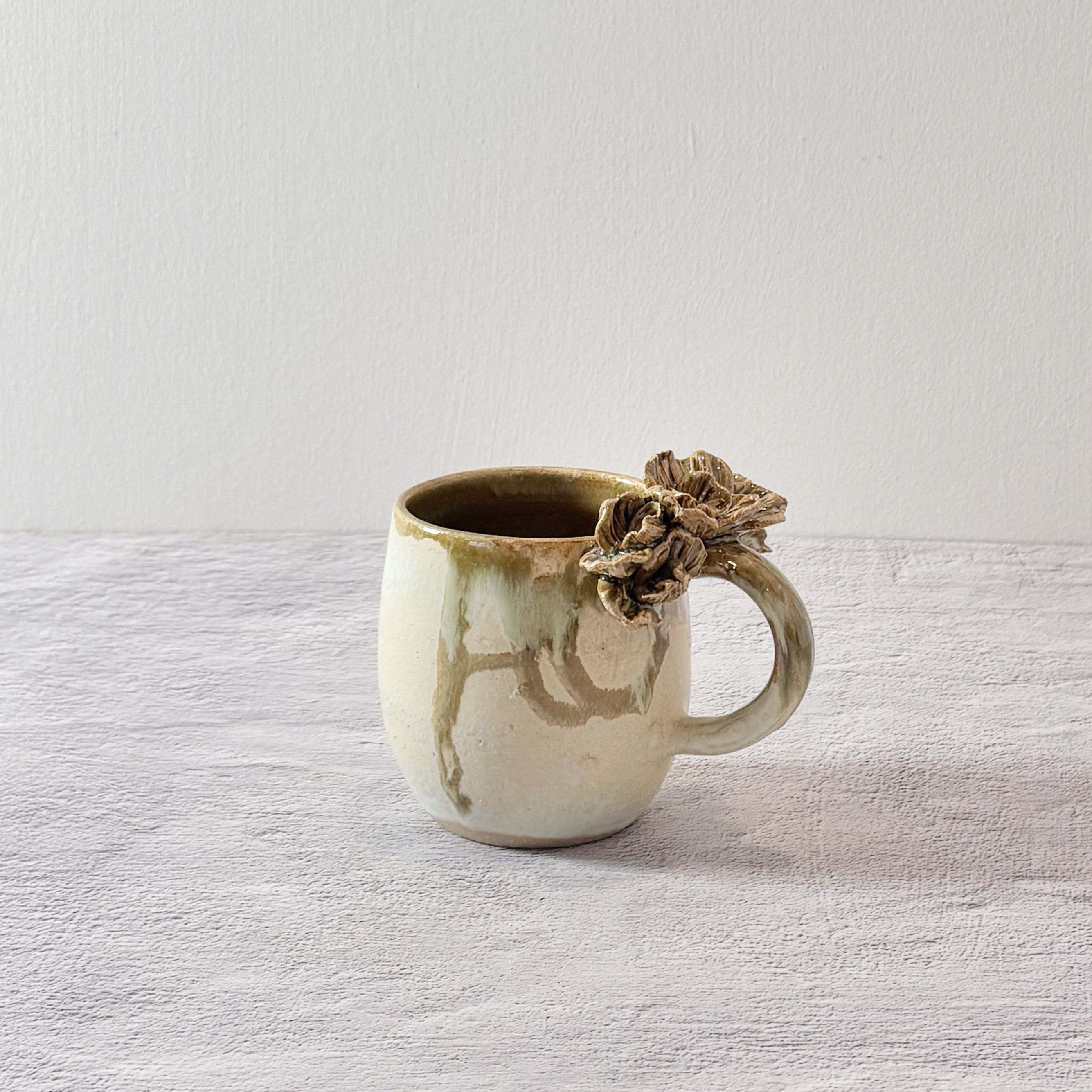 Taza de Cerámica Artesanal - Asa Decorada Flores verde. - Hecha a Mano