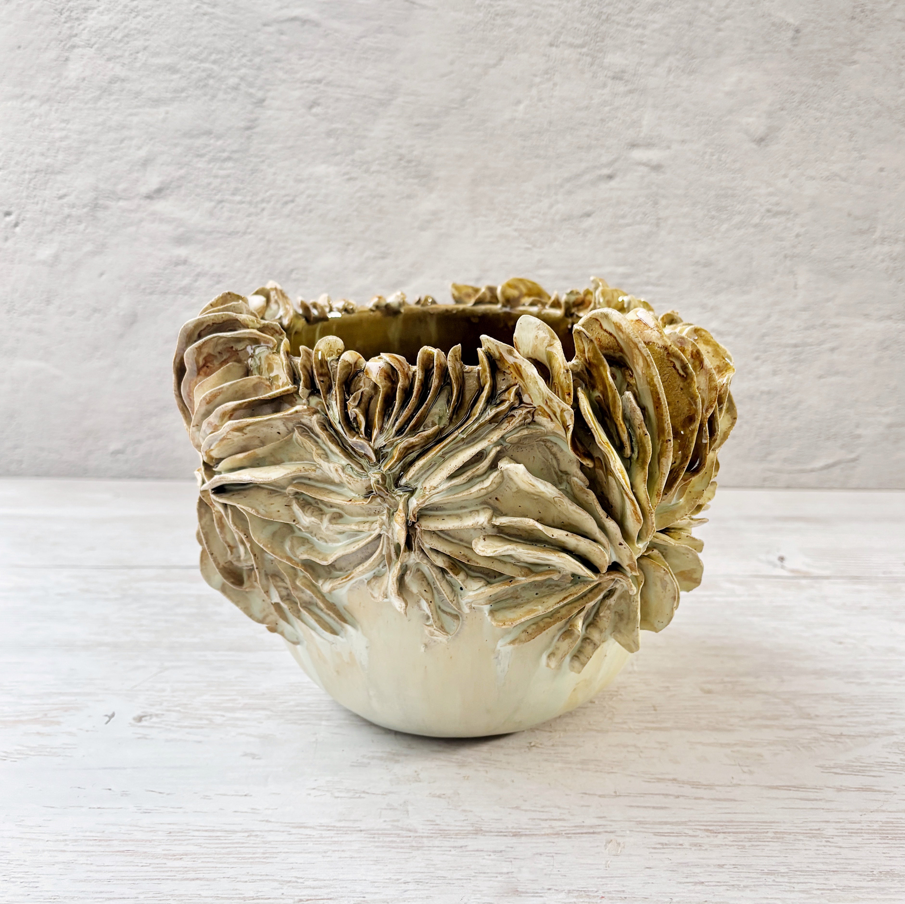 Vasija Macetero verde agua y dorados