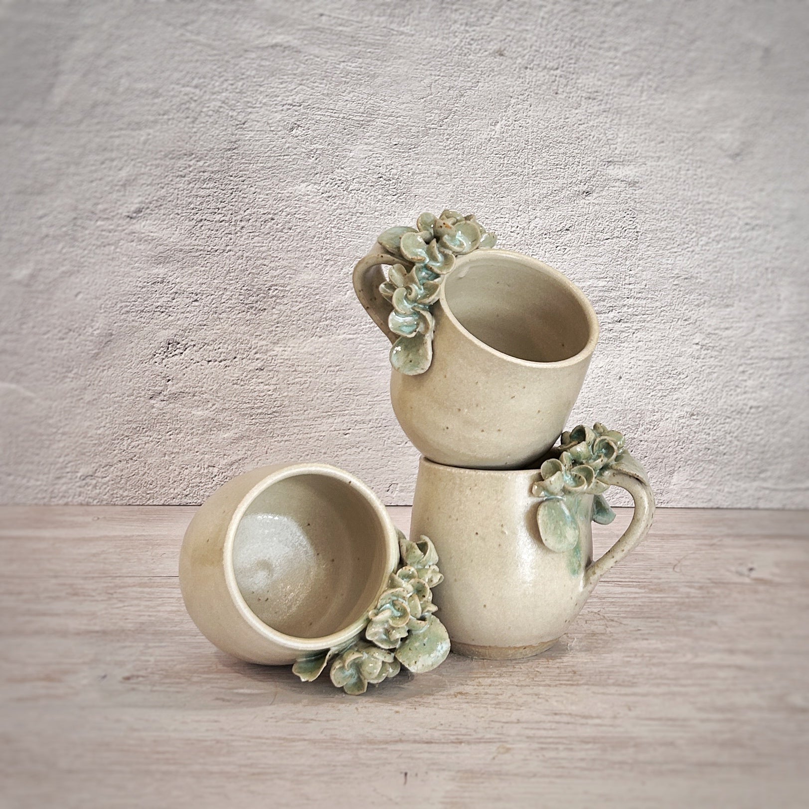 Taza de Cerámica Artesanal de 350ml con Asa Decorada en Forma de Hortensia. Blancas y Verde - Hecha a Mano