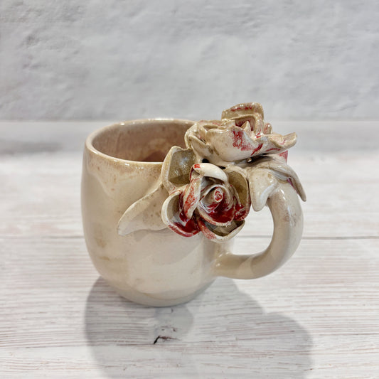 Taza de Cerámica Artesanal de 350ml con Asa Decorada con Rosas. - Hecha a Mano