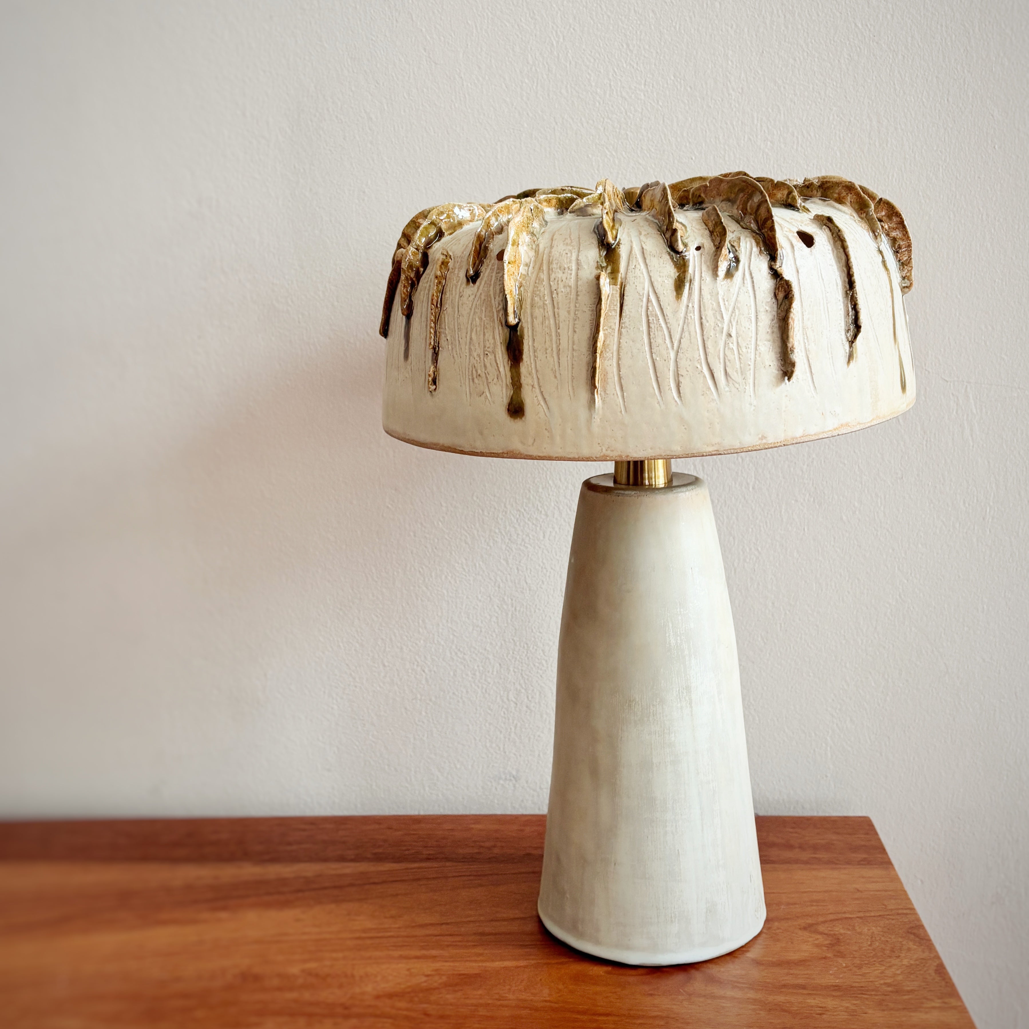 Lámpara de mesa en gres hecha a mano – pieza escultórica