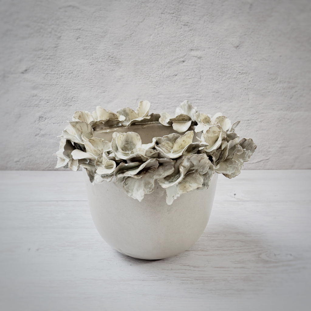 Vasija Macetero blanco verde agua-  pétalos