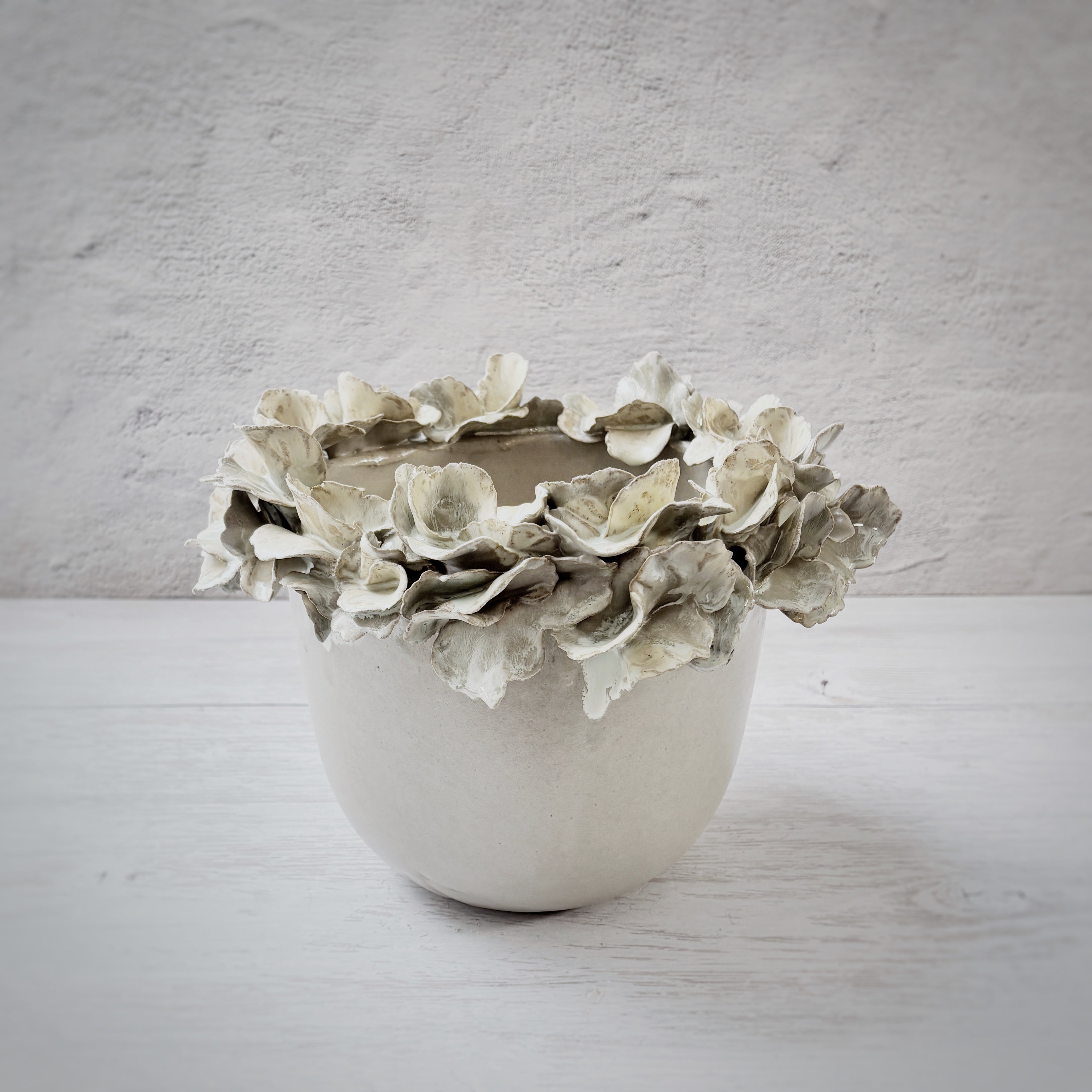 Vasija Macetero blanco verde agua-  pétalos