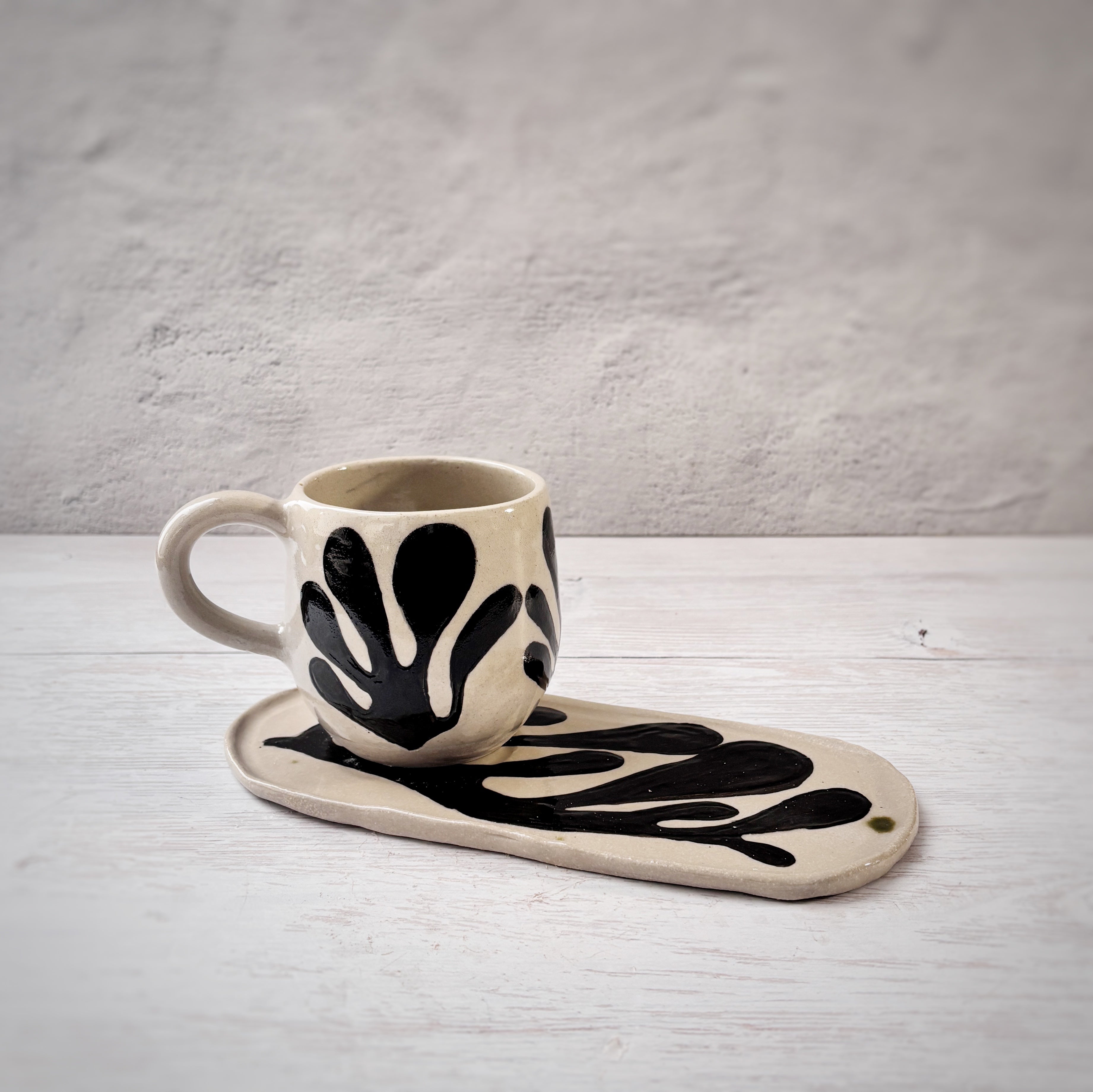 Set Taza y plato de Cerámica Artesanal de 300ml en  blanco y negro- Hecha a Mano