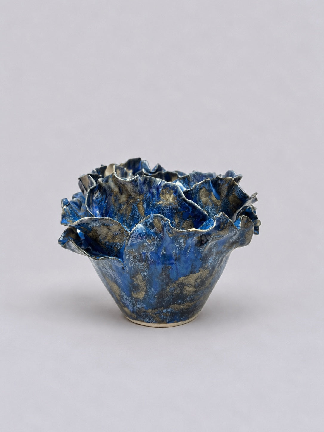 Jarrón de cerámica azul