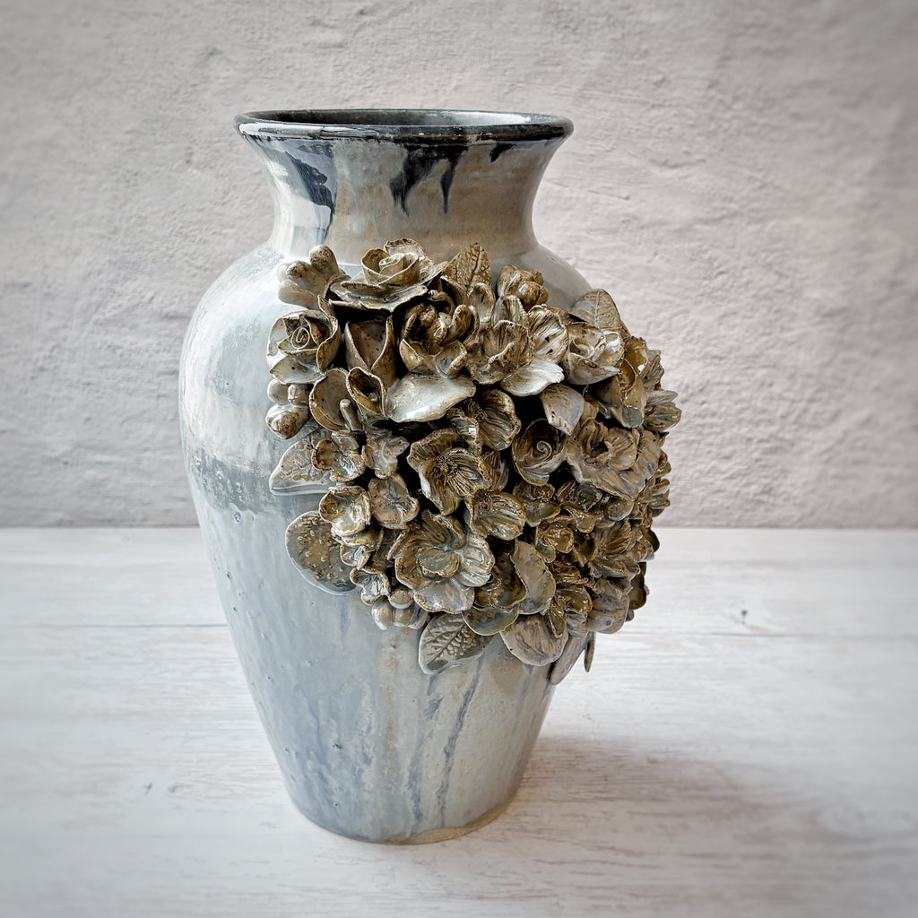 Jarrón  escultórico grande con aplicaciones de flores  en azul.