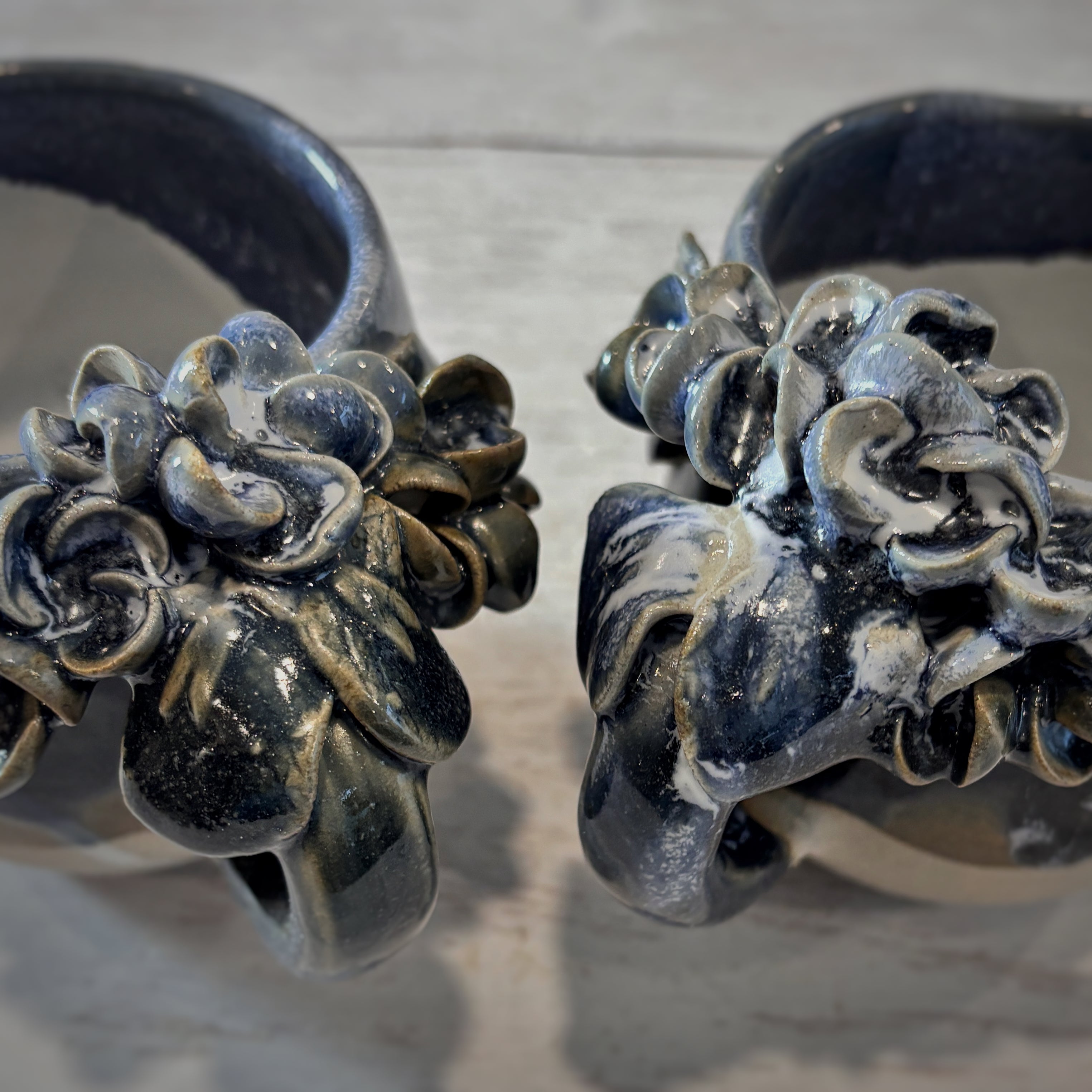 Taza de Cerámica Artesanal de 350ml con Asa Decorada con hortensias. Azul- Hecha a Mano