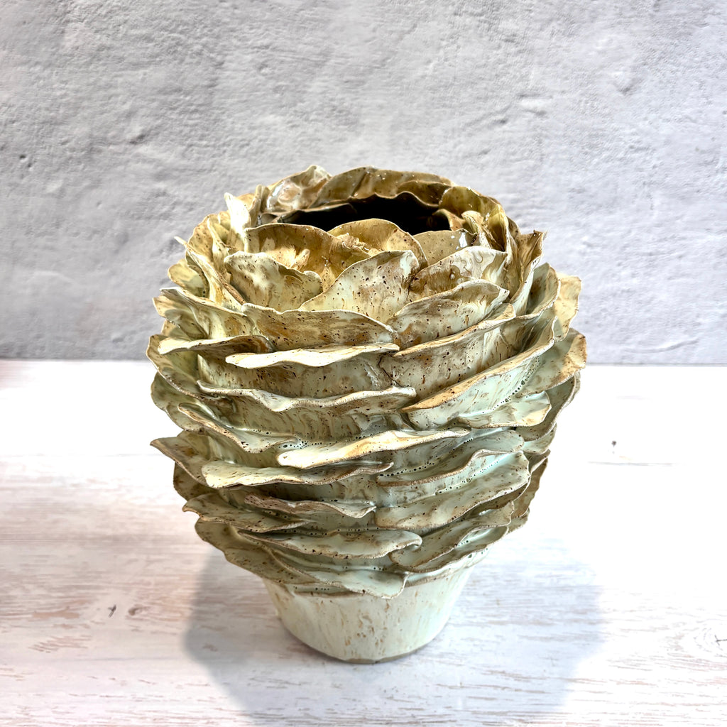 Jarrón escultórico en verdes y crema