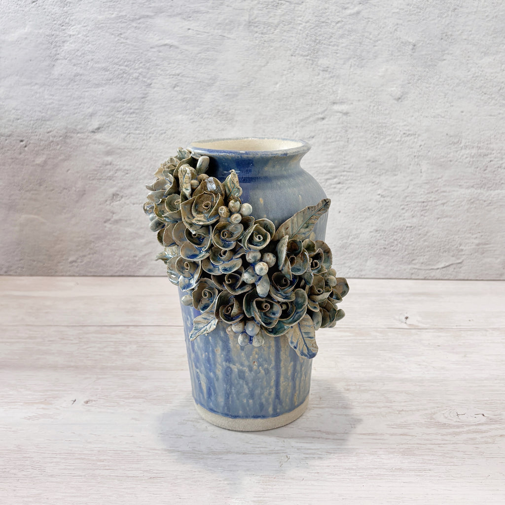 Jarrón azul  con flores