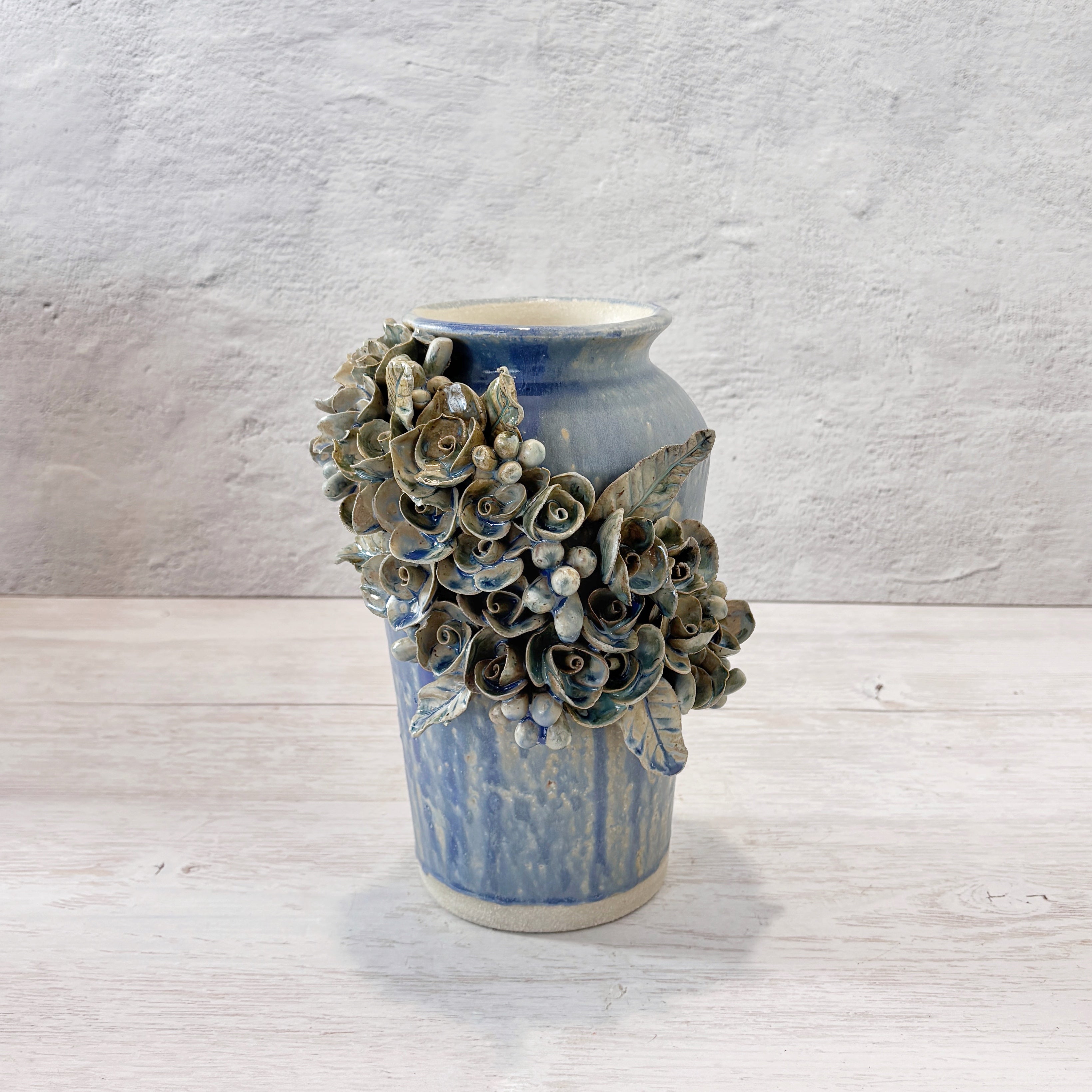 Jarrón azul  con flores