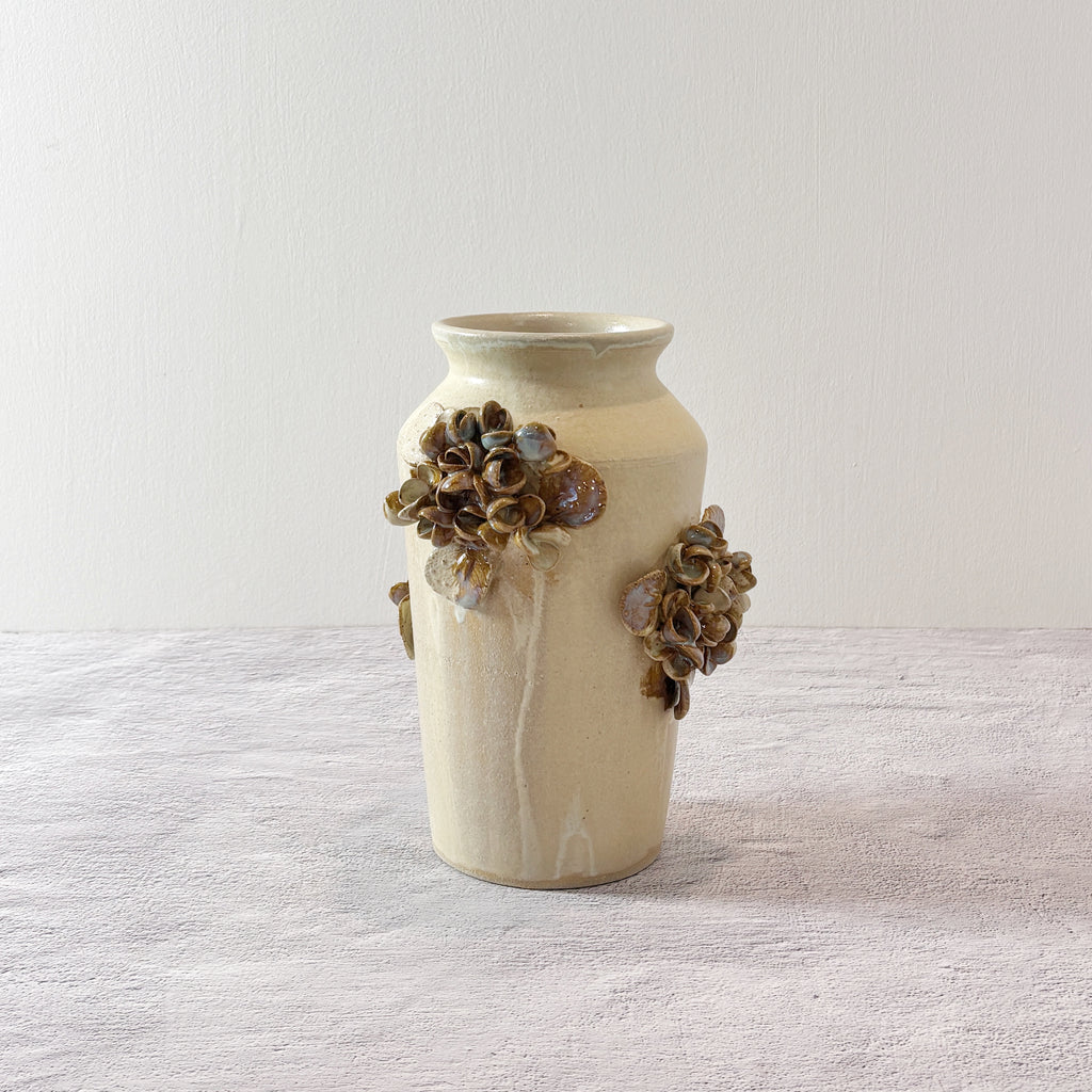 Jarrón arena  con hortensias