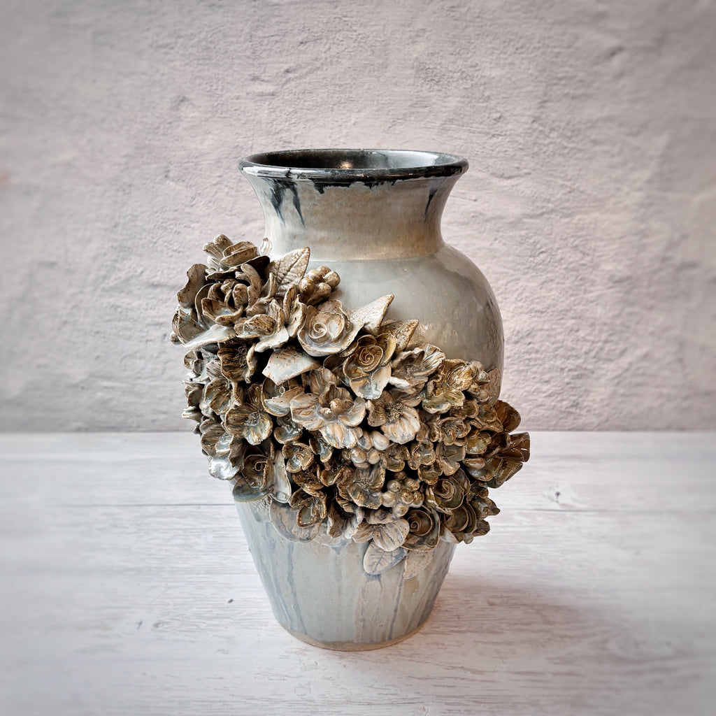 Jarrón  escultórico grande con aplicaciones de flores  en azul.