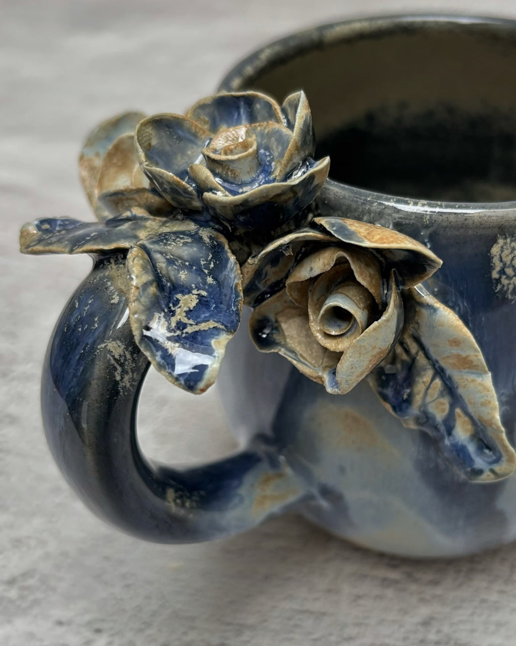 Taza de Cerámica - Asa Decorada rosas azul.