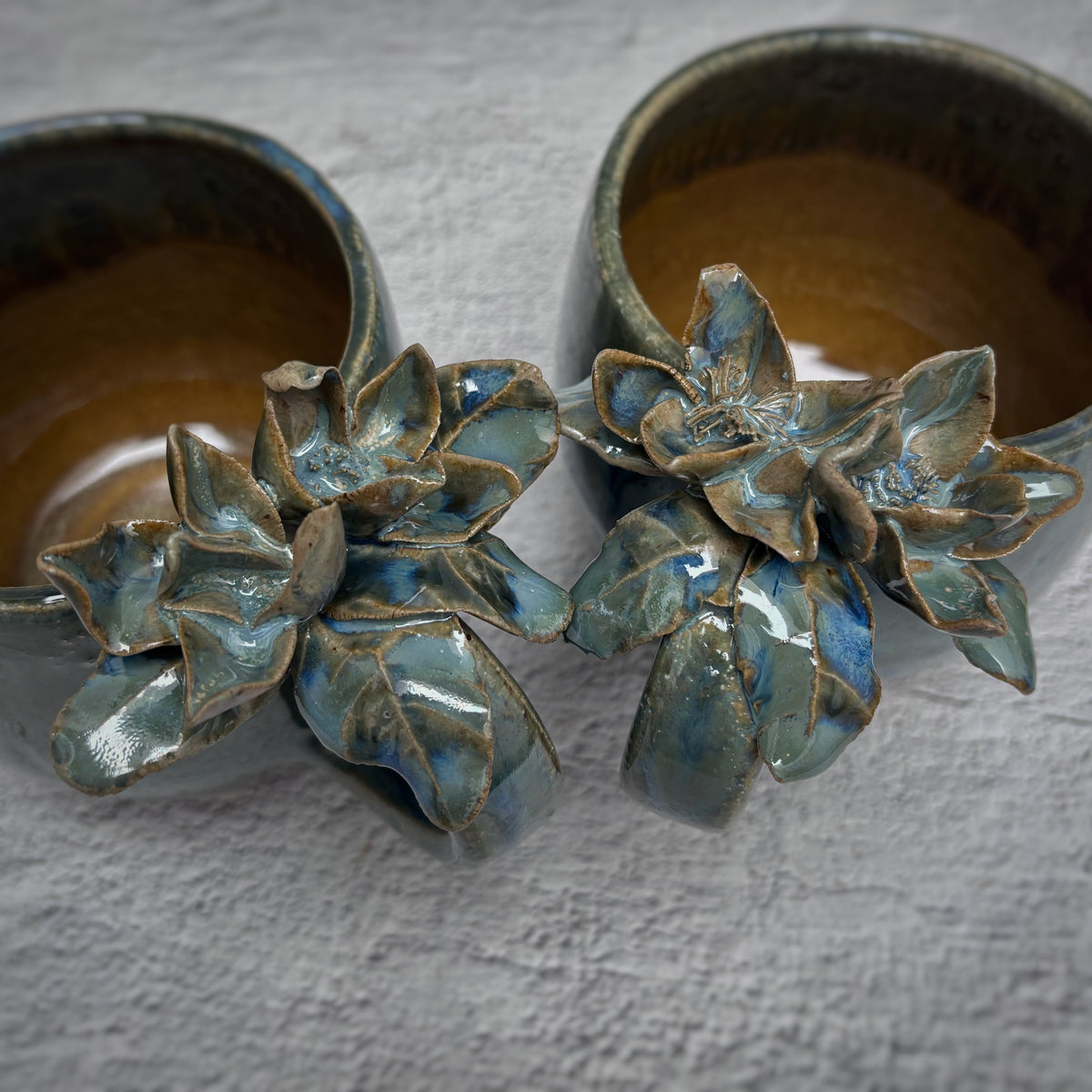 Taza de Cerámica Artesanal - Asa Decorada Flores azul y arena. - Hecha a Mano