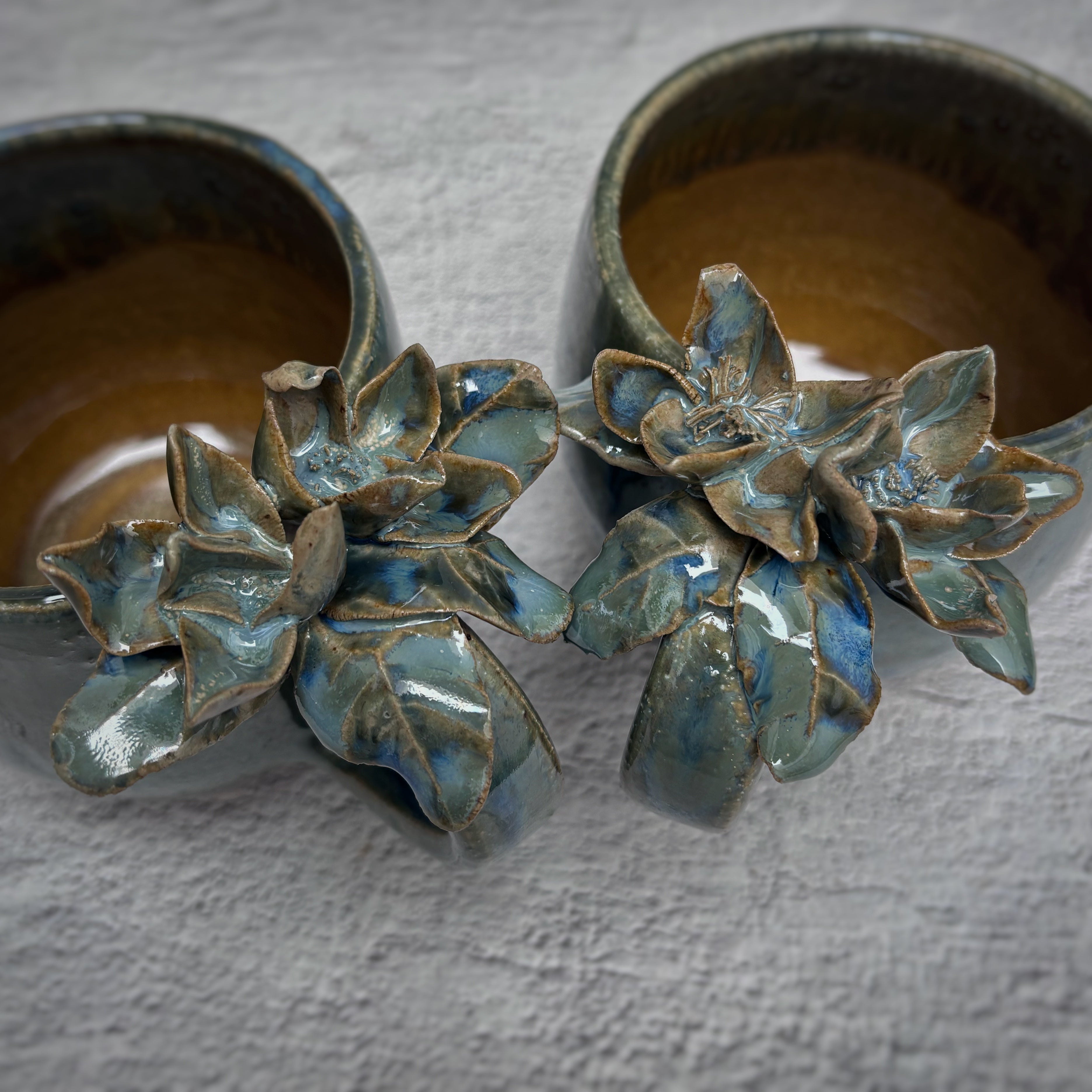Taza de Cerámica Artesanal - Asa Decorada Flores azul y arena. - Hecha a Mano