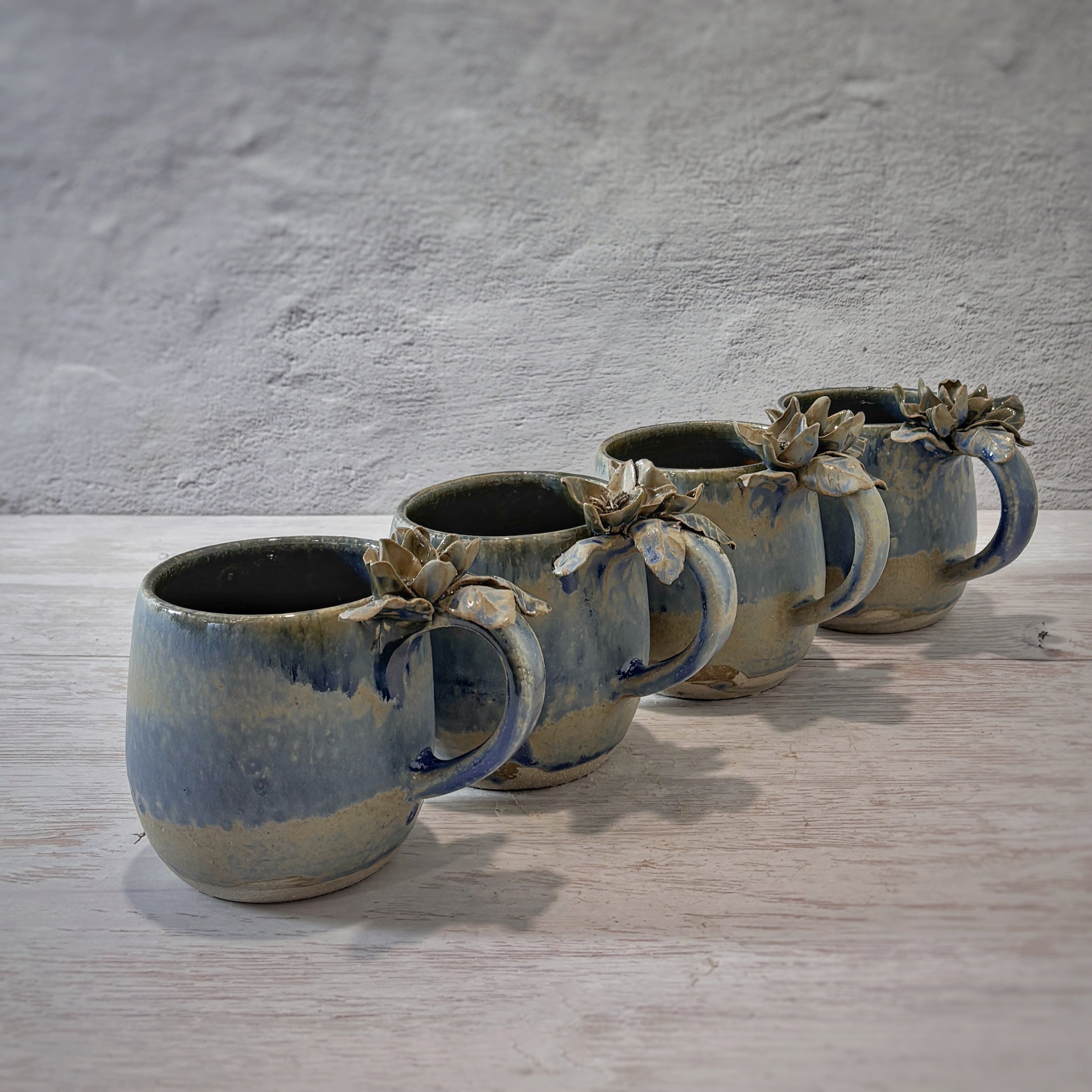 Taza de Cerámica Artesanal - Asa Decorada Flores azul y arena. - Hecha a Mano