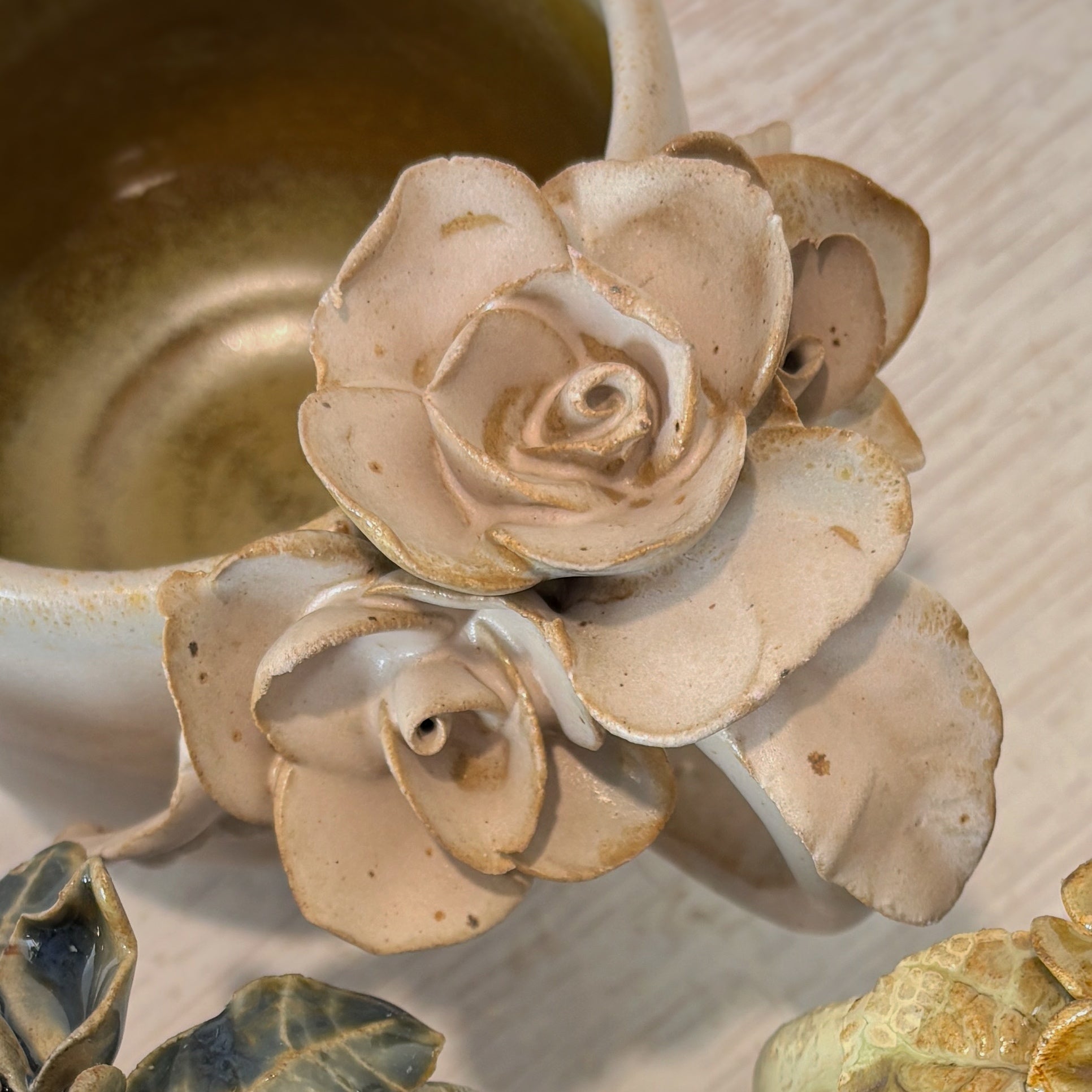 Taza de Cerámica Artesanal - Asa Decorada rosas. - Hecha a Mano