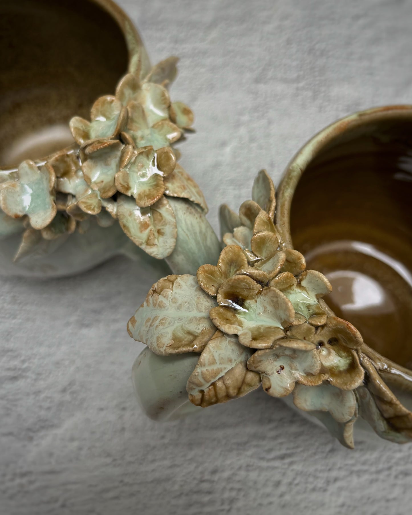 Taza de Cerámica Artesanal - Asa Decorada Hortensia silvestre verde.