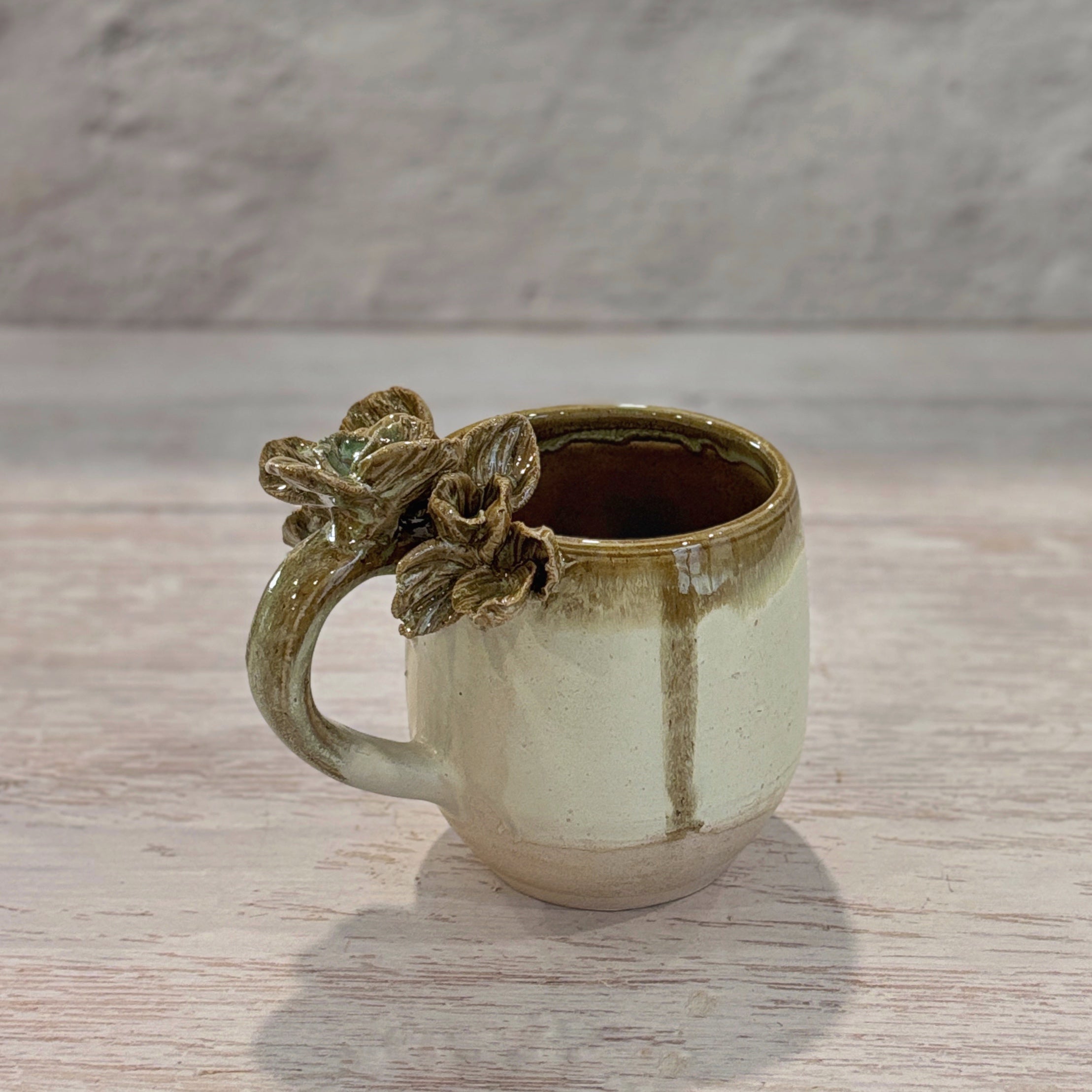 Taza de Cerámica Artesanal de 350ml con Asa Decorada con flores verdes. - Hecha a Mano