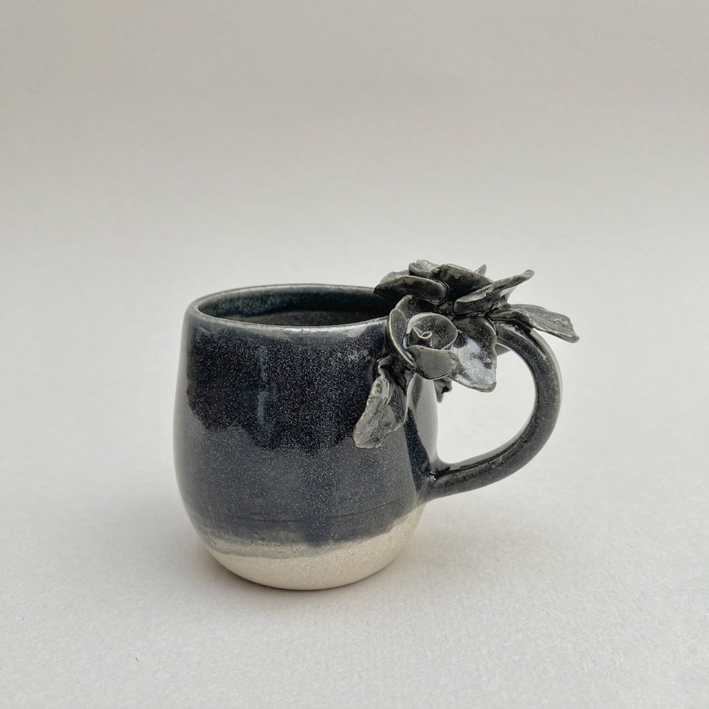 Taza de Cerámica Artesanal - Asa Decorada Rosas azul. - Hecha a Mano