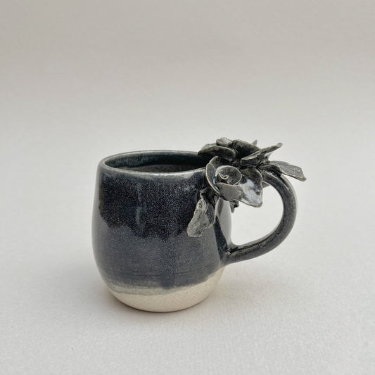 Taza de Cerámica Artesanal - Asa Decorada Rosas azul. - Hecha a Mano
