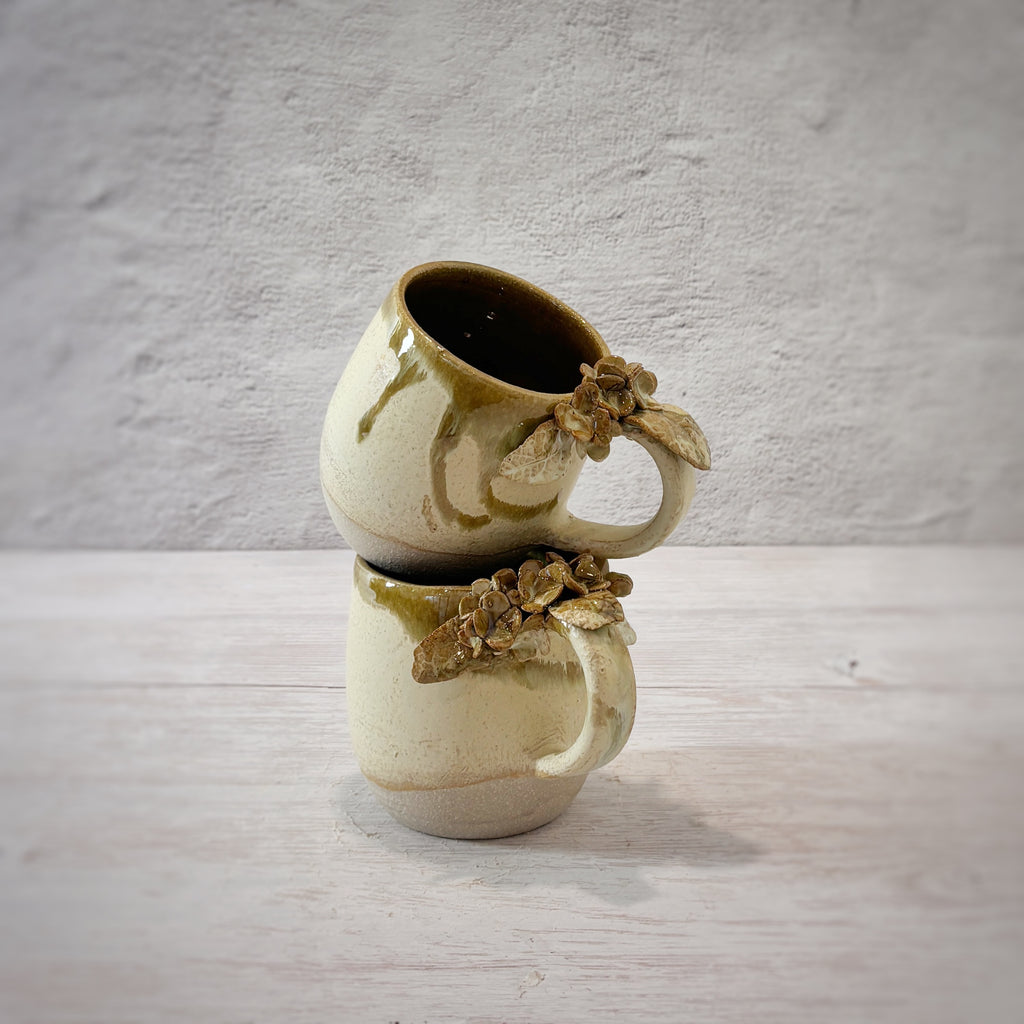 Taza de Cerámica Artesanal - Asa Decorada hortensia verde con caramelo. - Hecha a Mano