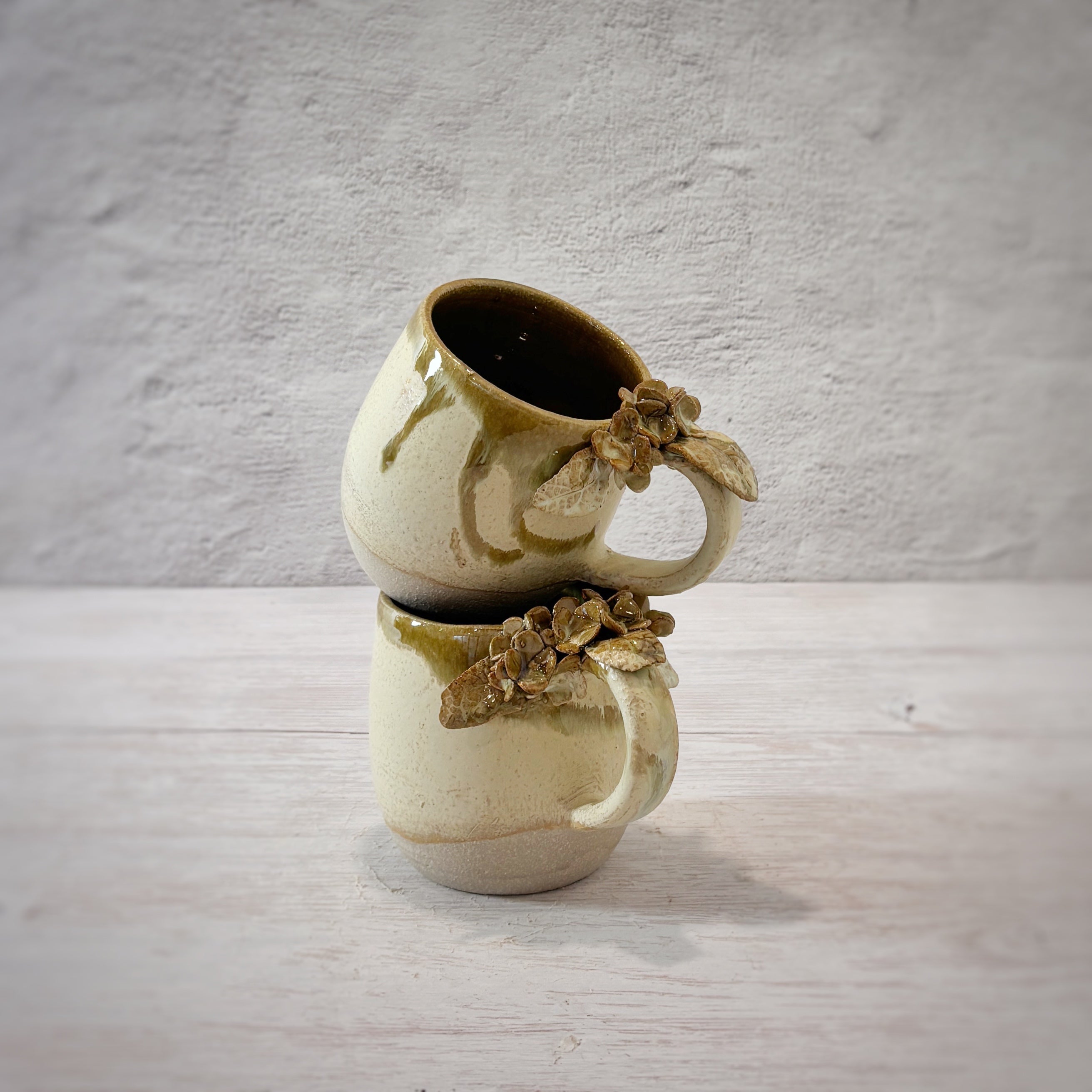 Taza de Cerámica Artesanal - Asa Decorada hortensia verde con caramelo. - Hecha a Mano