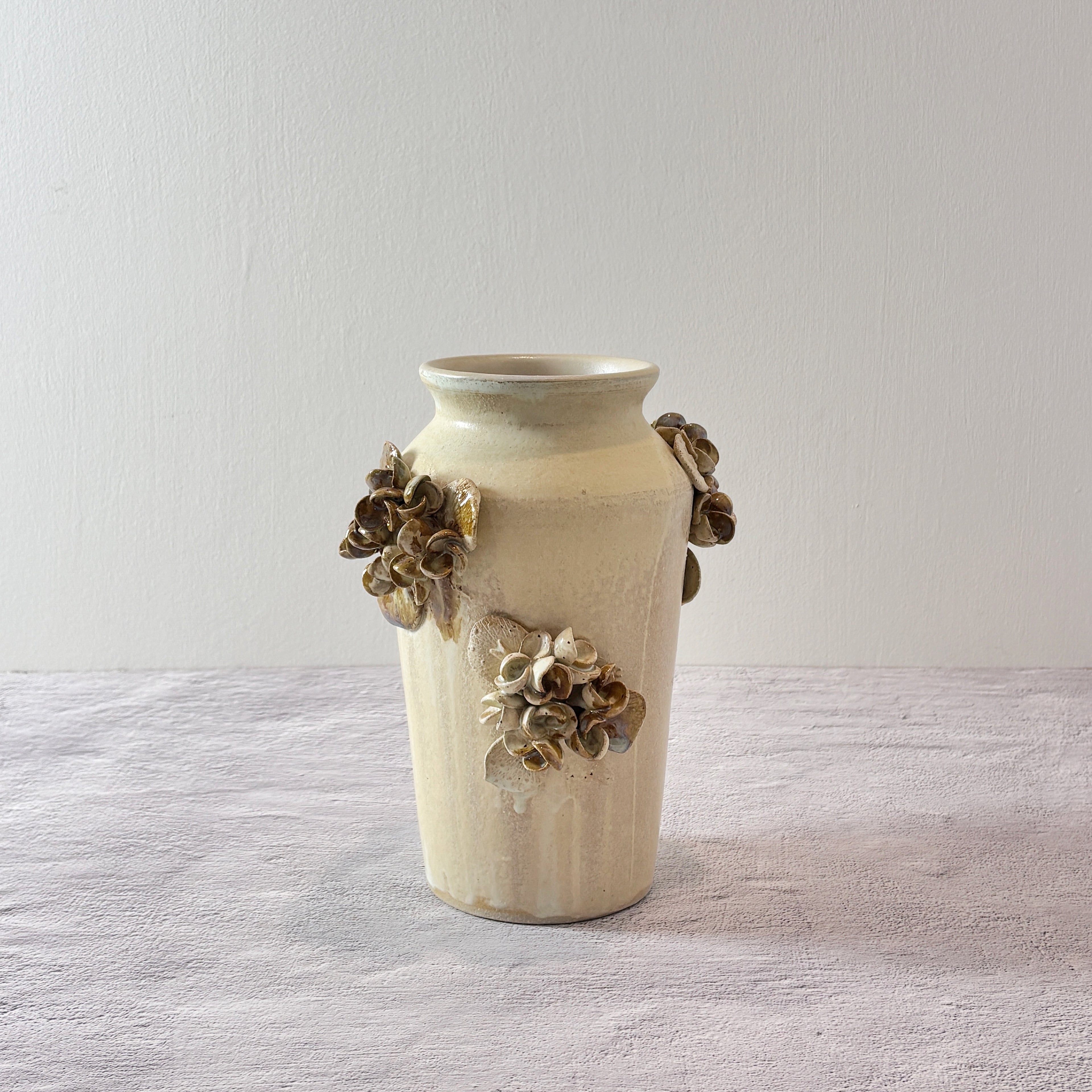 Jarrón arena  con hortensias