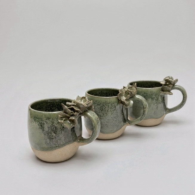 Taza de Cerámica Artesanal - Asa Decorada Flores verde. - Hecha a Mano