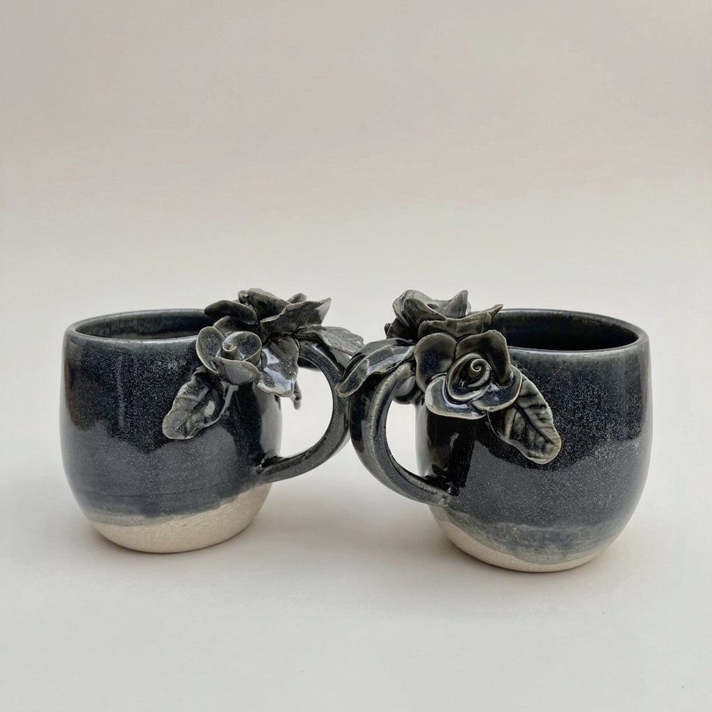 Taza de Cerámica Artesanal - Asa Decorada Rosas azul. - Hecha a Mano