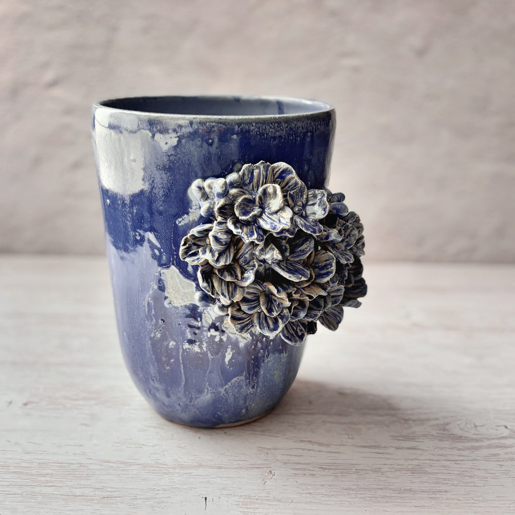 Jarrón de cerámica flores en azul