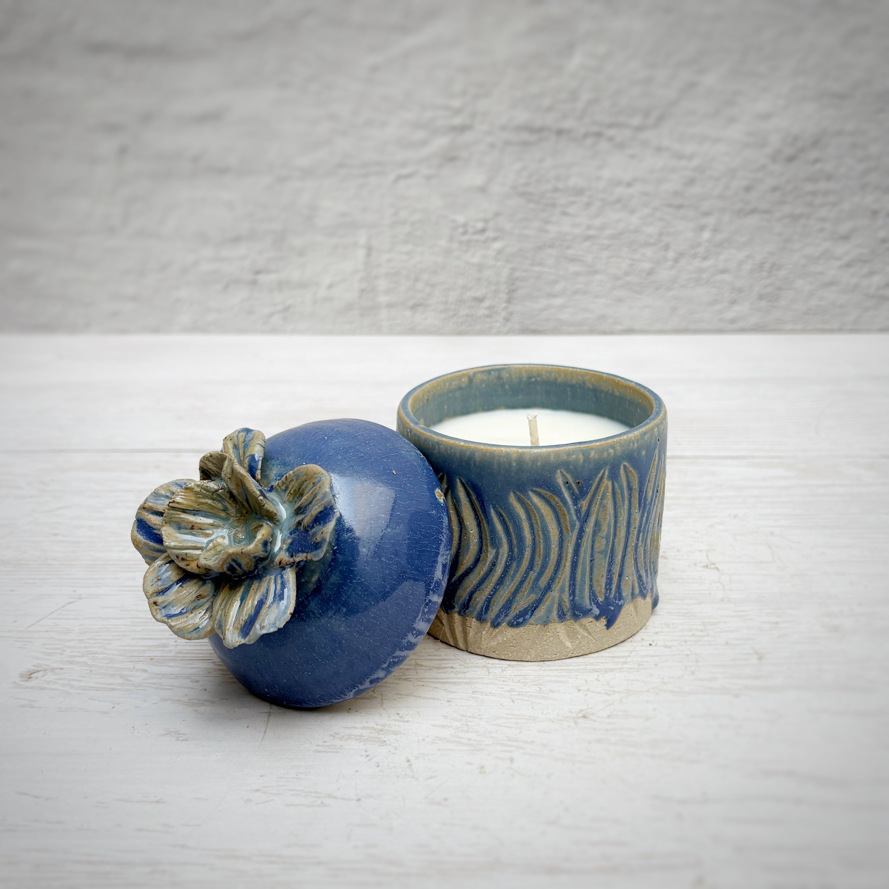 Vela en cofre de cerámica Floral -Poppy azul- aroma Cherry Blossoms