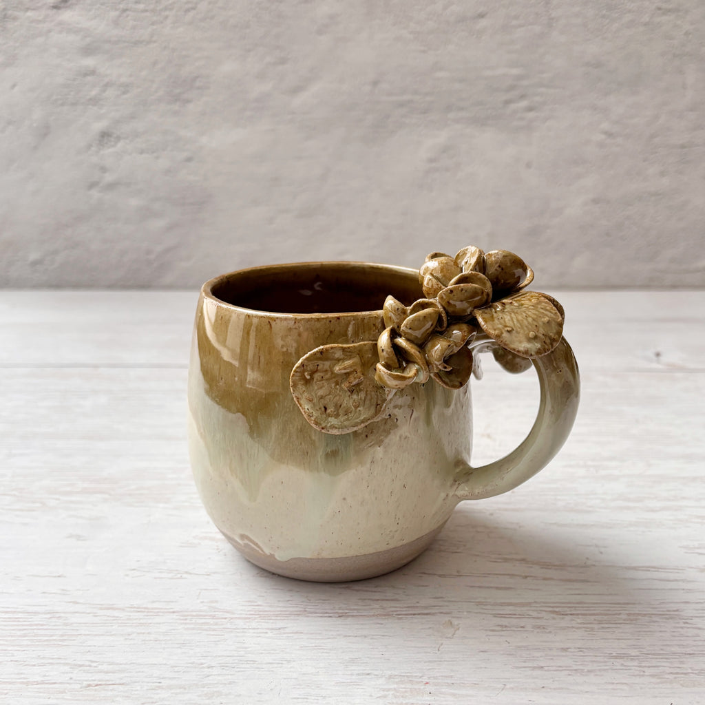 Taza de Cerámica Artesanal de 350ml con Asa Decorada con hortensias verdes. - Hecha a Mano