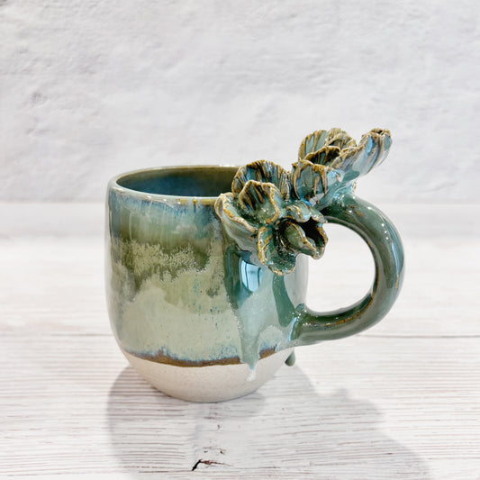 Taza de Cerámica Artesanal de 350ml con Asa Decorada con Flores en verde. - Hecha a Mano