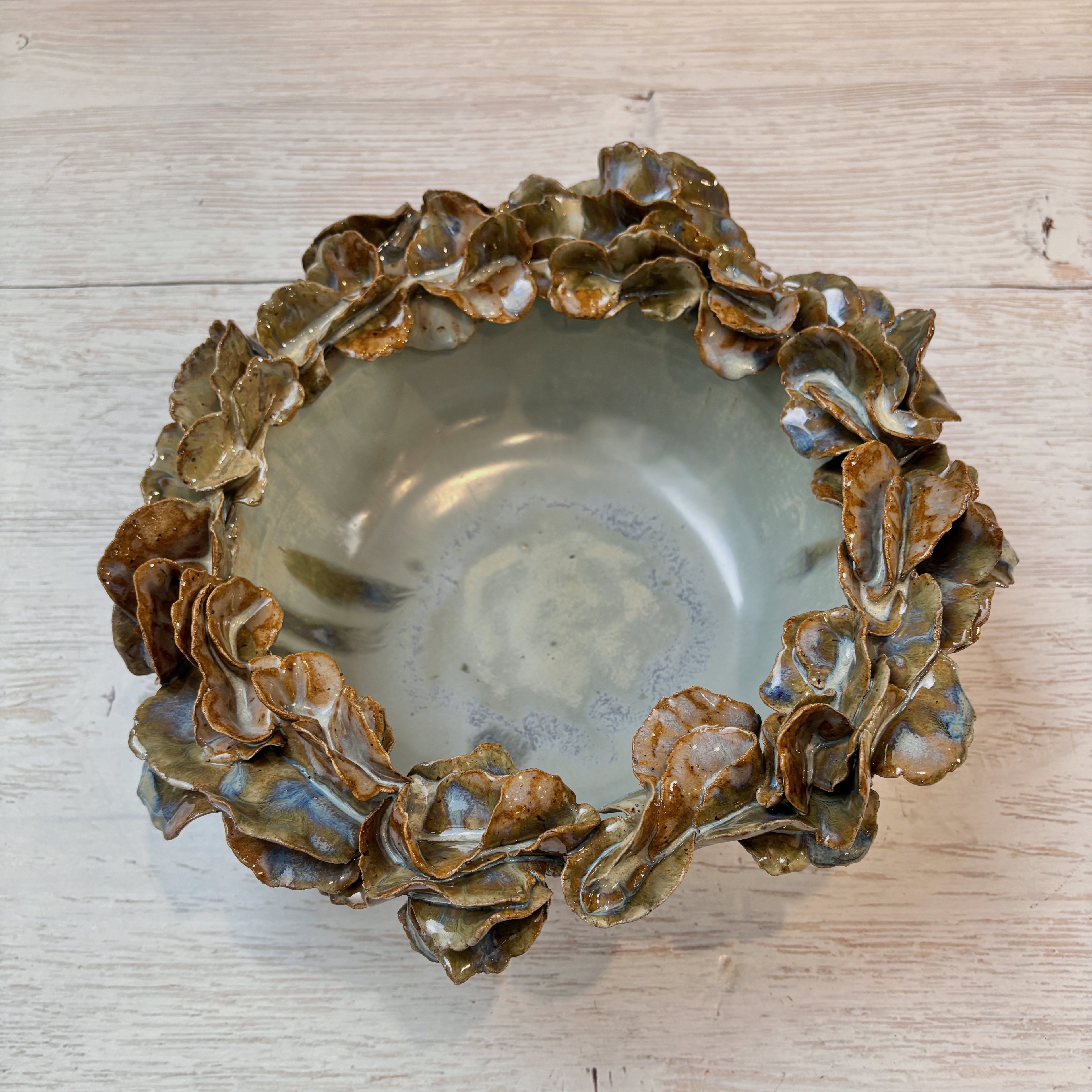 Bowl orgánico con bordes de hojas - en azules y arena